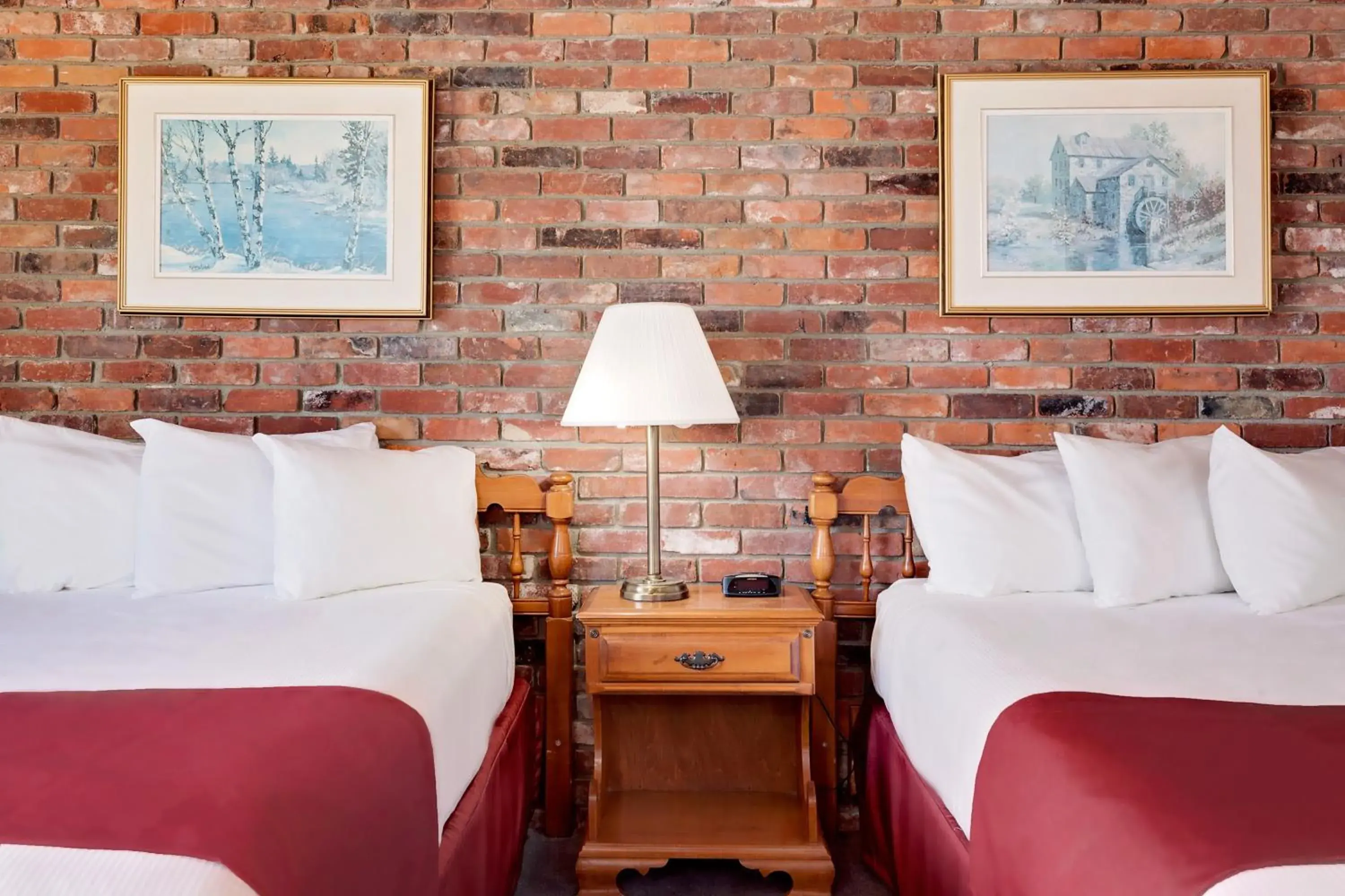 Bedroom, Bed in Ramada by Wyndham Gananoque Provincial Inn