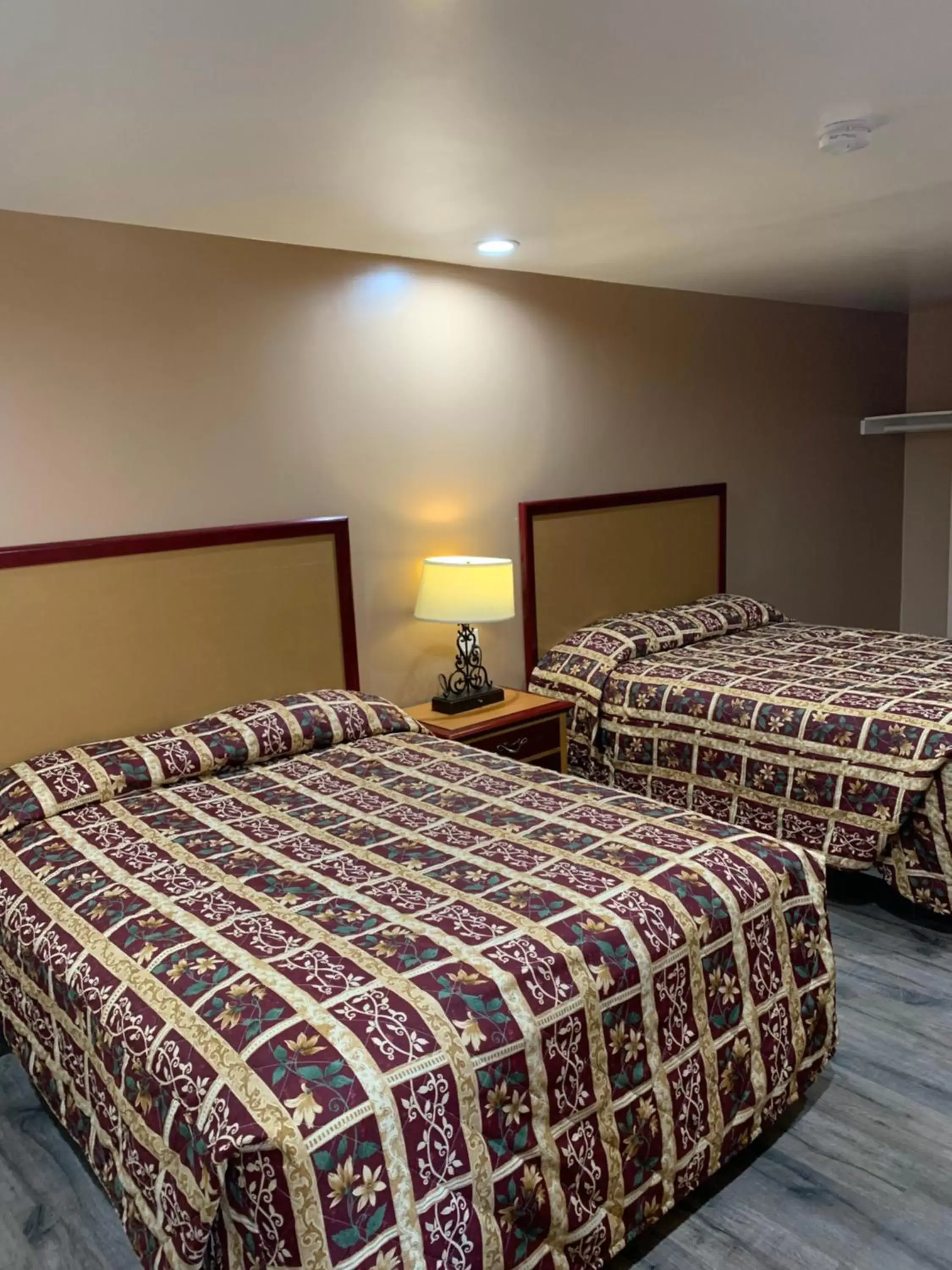Photo of the whole room, Bed in Budget Inn Motel