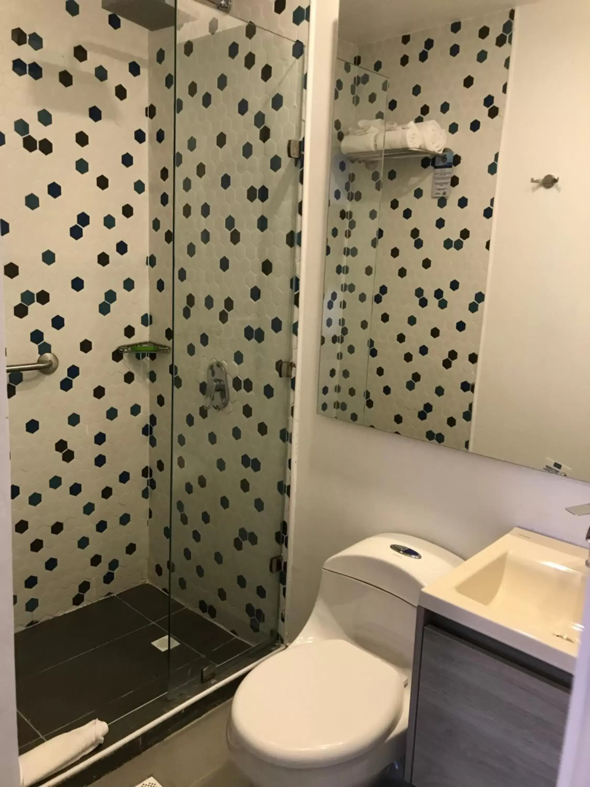 Shower, Bathroom in Hotel Decameron Maryland All Inclusive