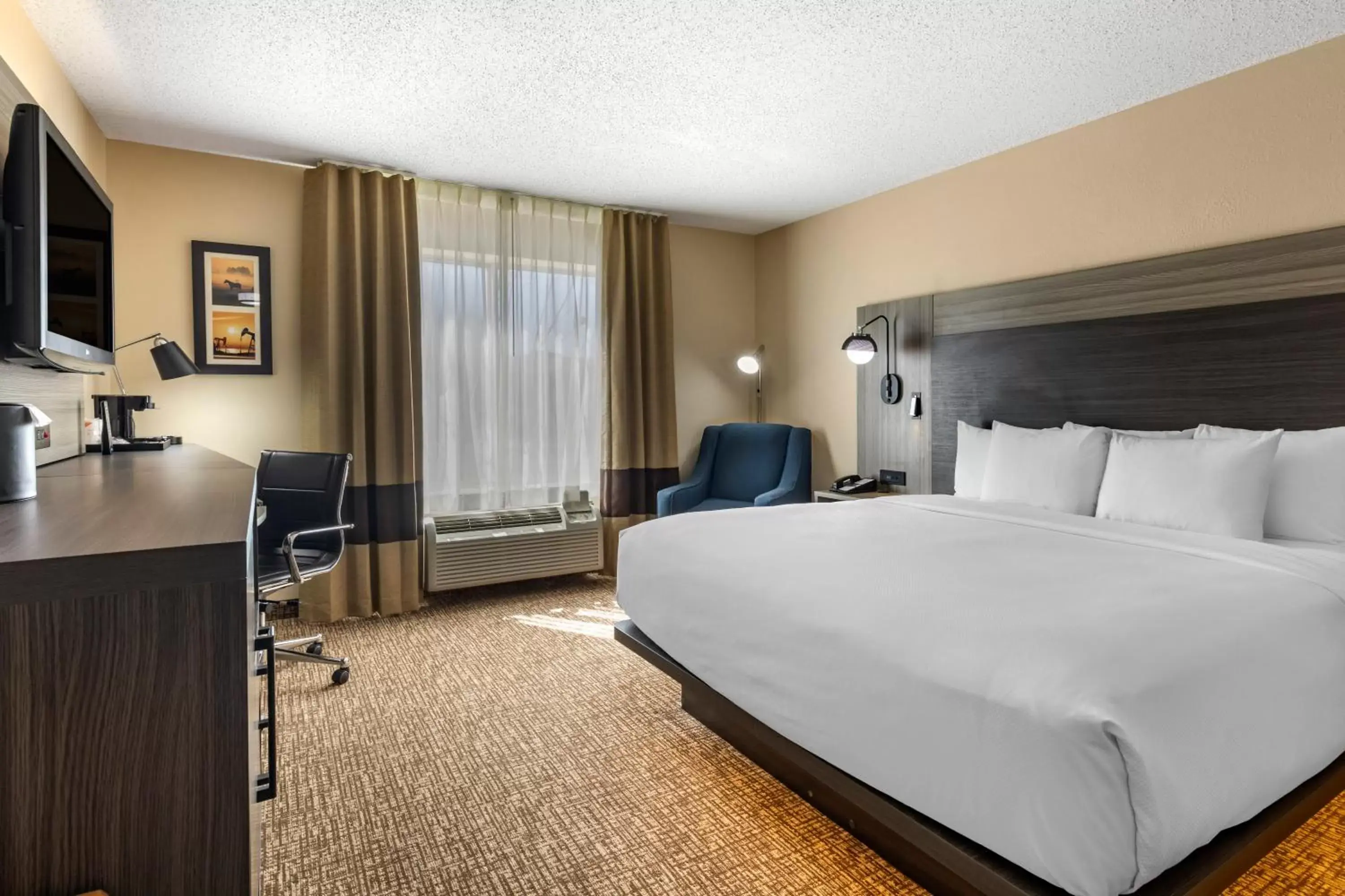 Bed in Comfort Inn & Suites North Dallas-Addison