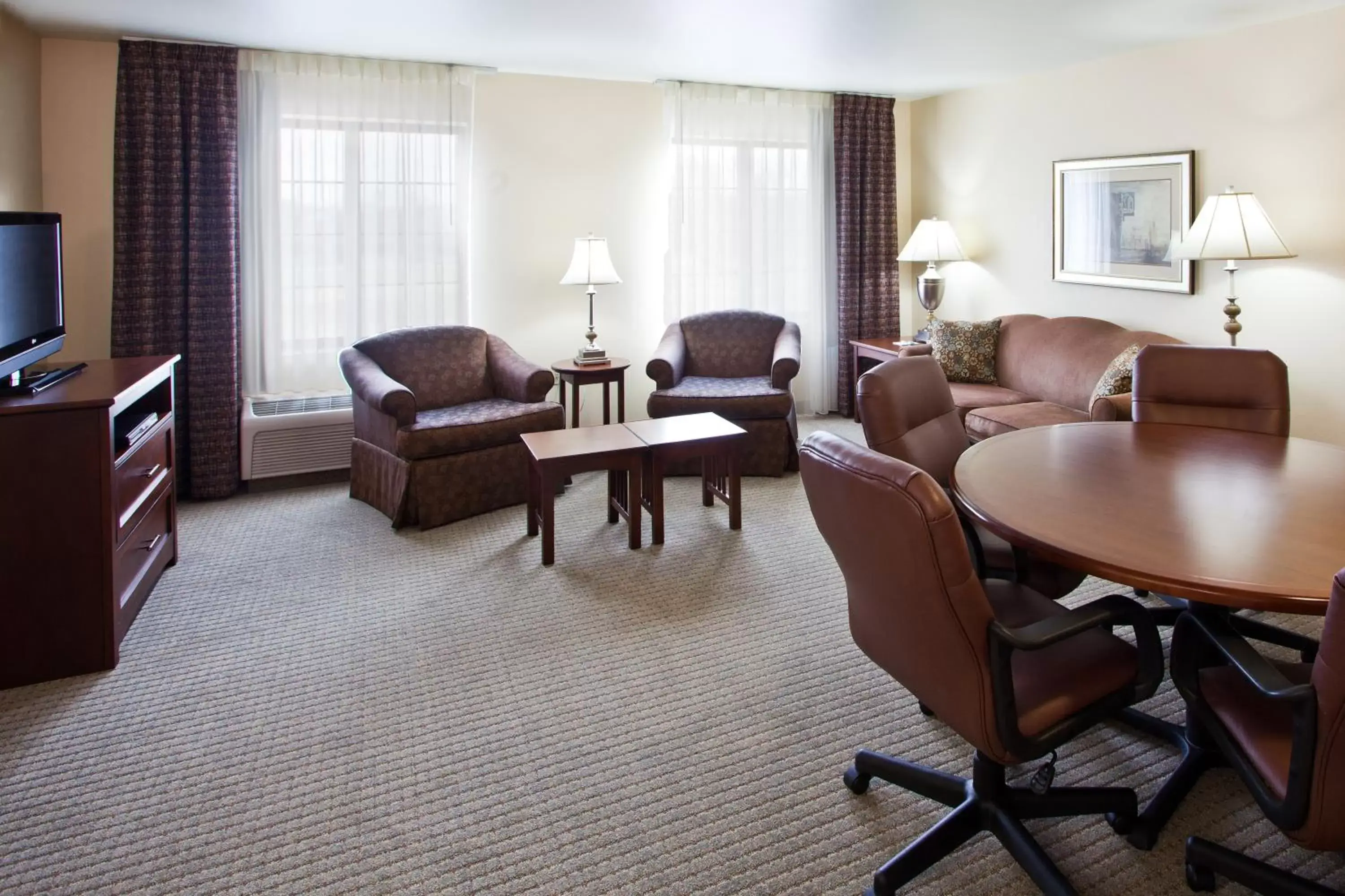 Photo of the whole room, Seating Area in Staybridge Suites Lansing-Okemos, an IHG Hotel