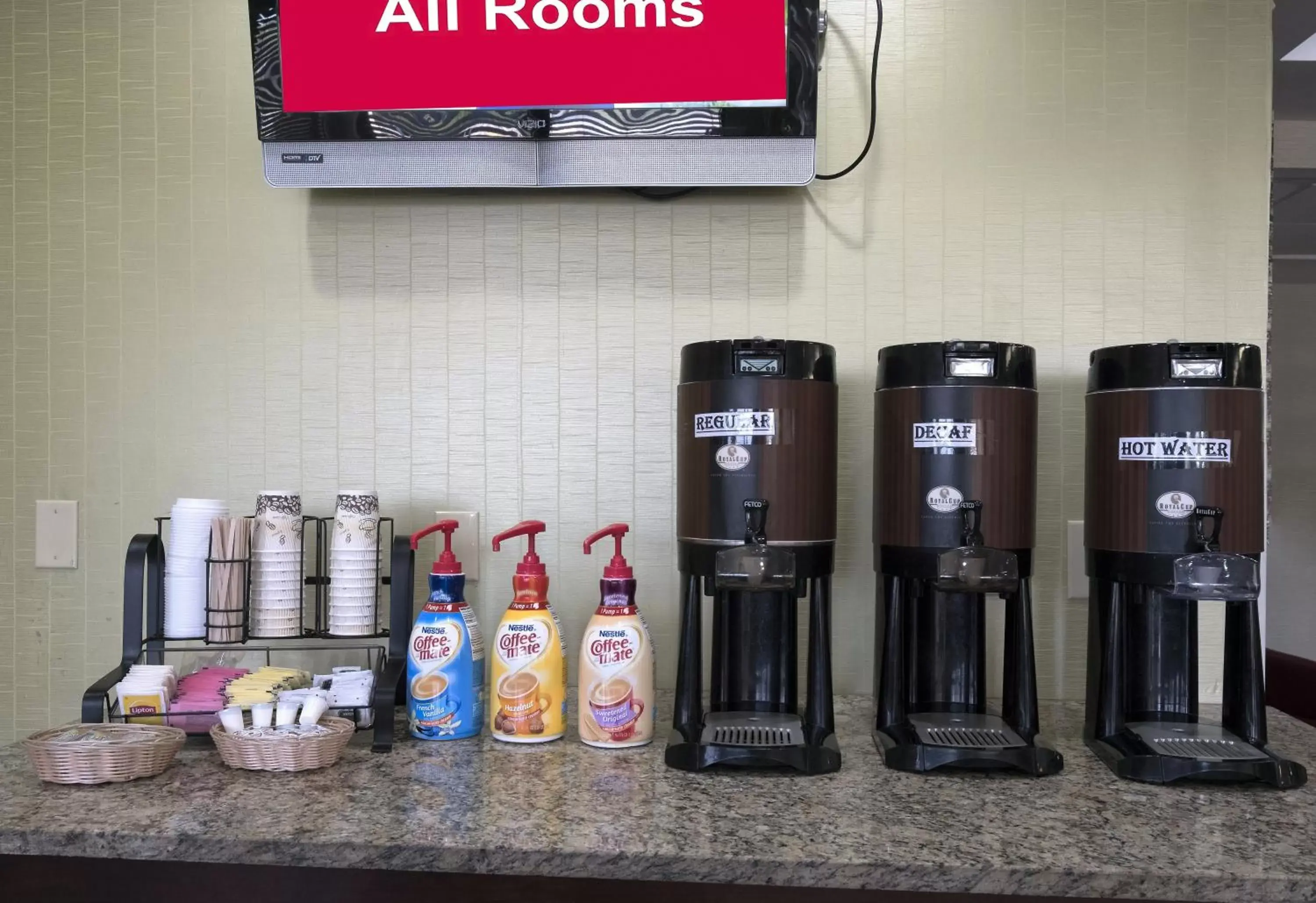 Lobby or reception, Coffee/Tea Facilities in Red Roof Inn Ames