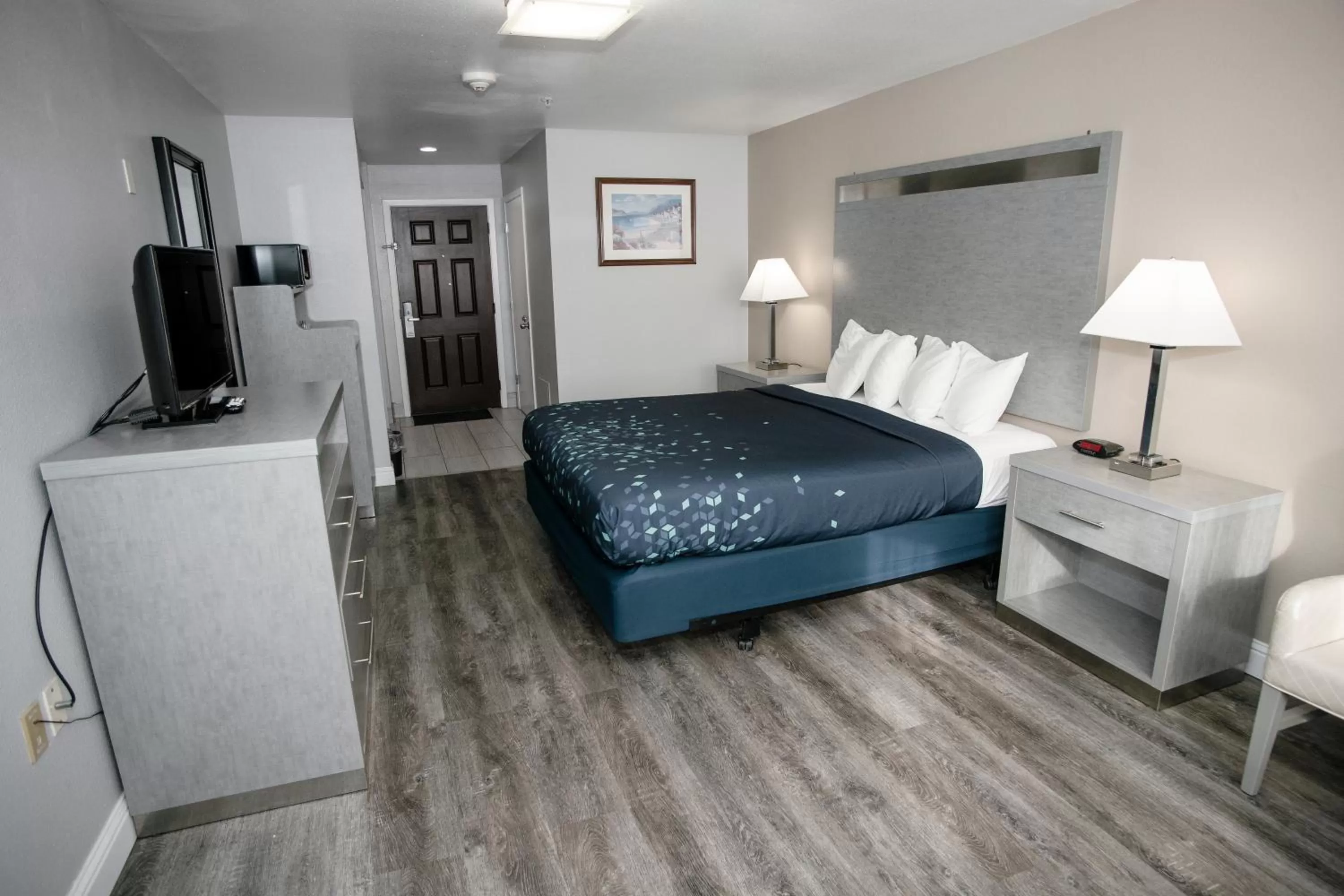 Photo of the whole room, Bed in Anchor Beach Inn