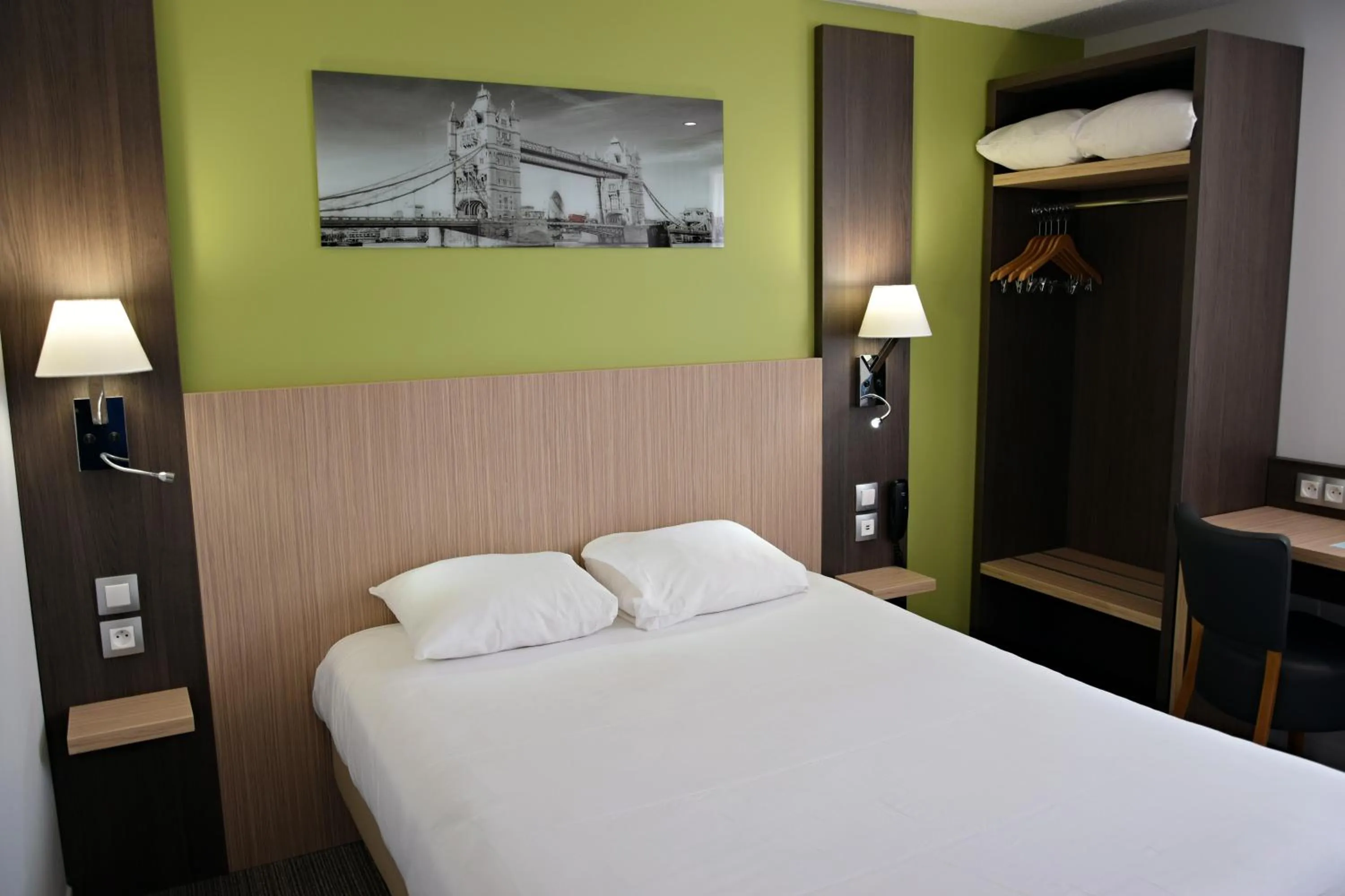 Photo of the whole room, Bed in Contact Hotel Le Seino Marin - Cléon Elbeuf Rouen