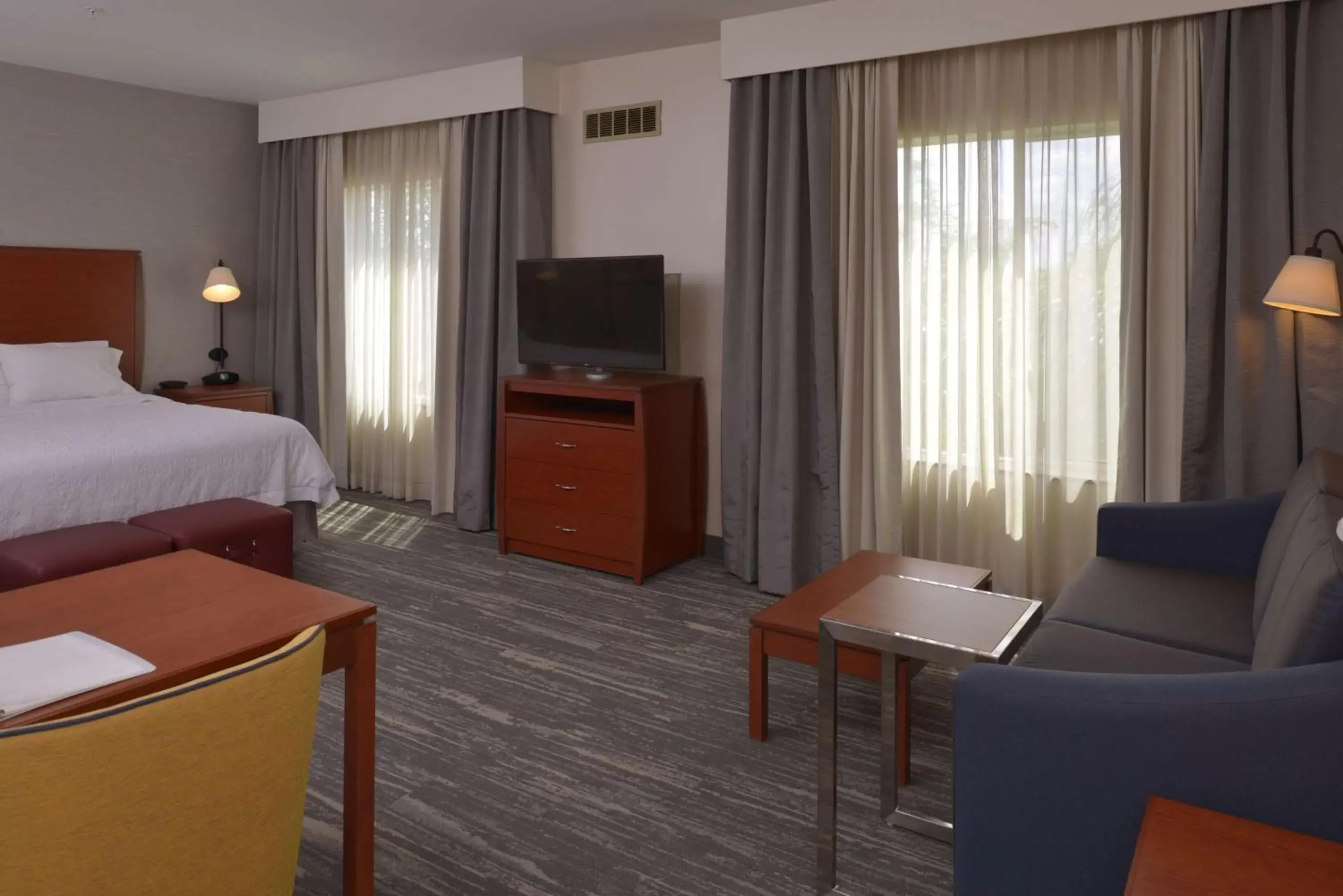 Bedroom, TV/Entertainment Center in Hampton Inn and Suites Bakersfield North-Airport