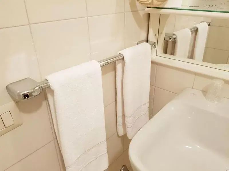 Bathroom in Axolute Comfort Hotel Como - Cantù