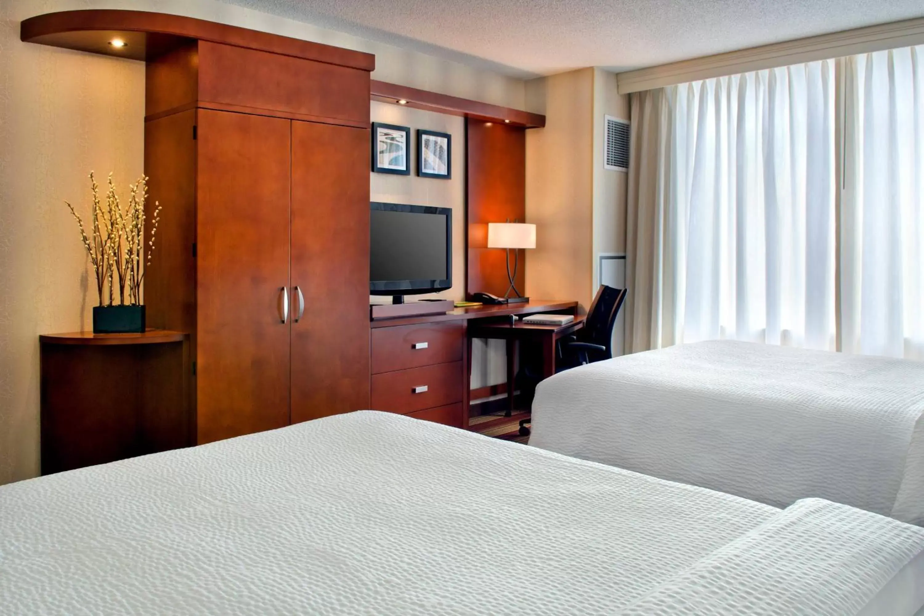 Photo of the whole room, Bed in Courtyard by Marriott Washington, D.C./Foggy Bottom