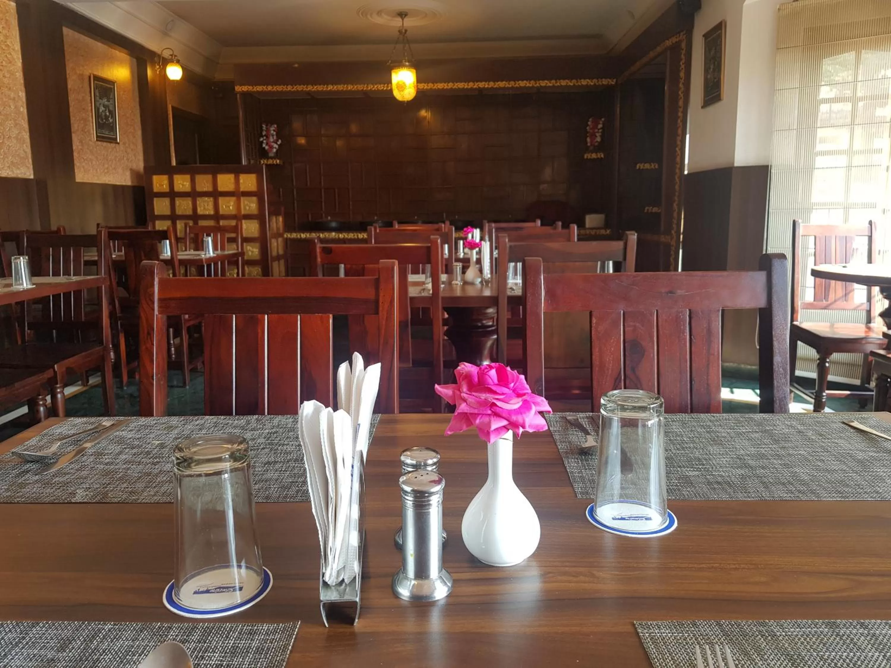 Restaurant/places to eat in Hotel Silverine