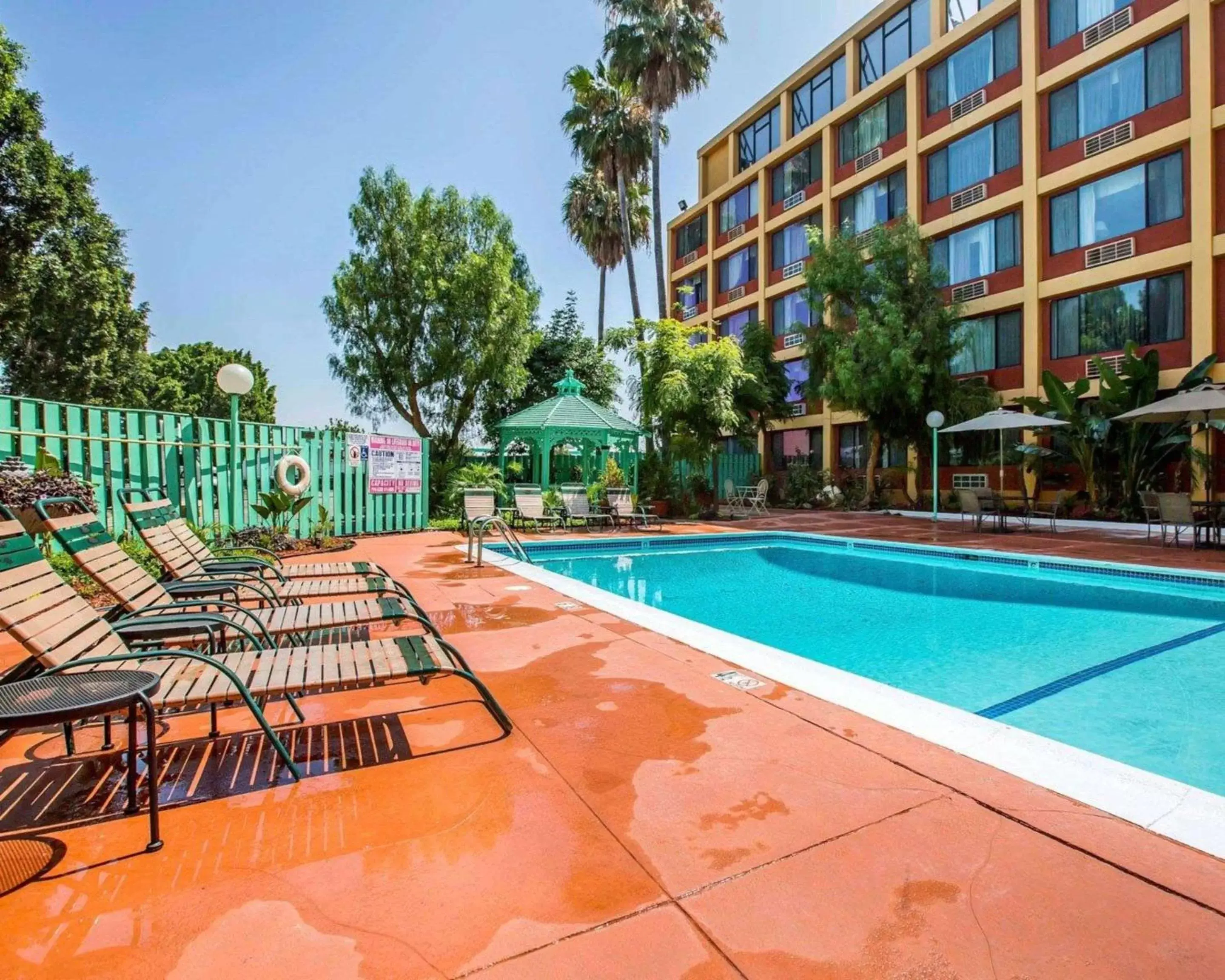 On site, Swimming Pool in Quality Inn & Suites Montebello - Los Angeles