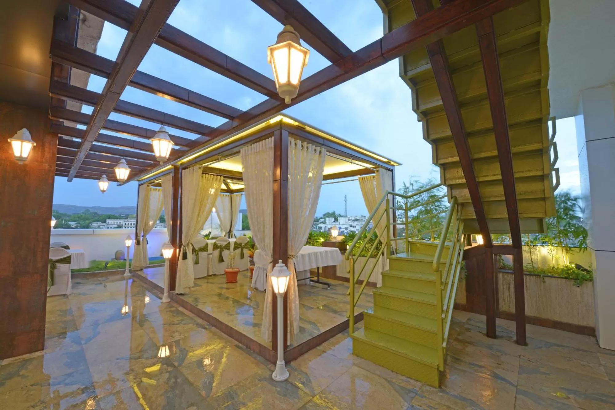 Restaurant/places to eat in Hotel JP International