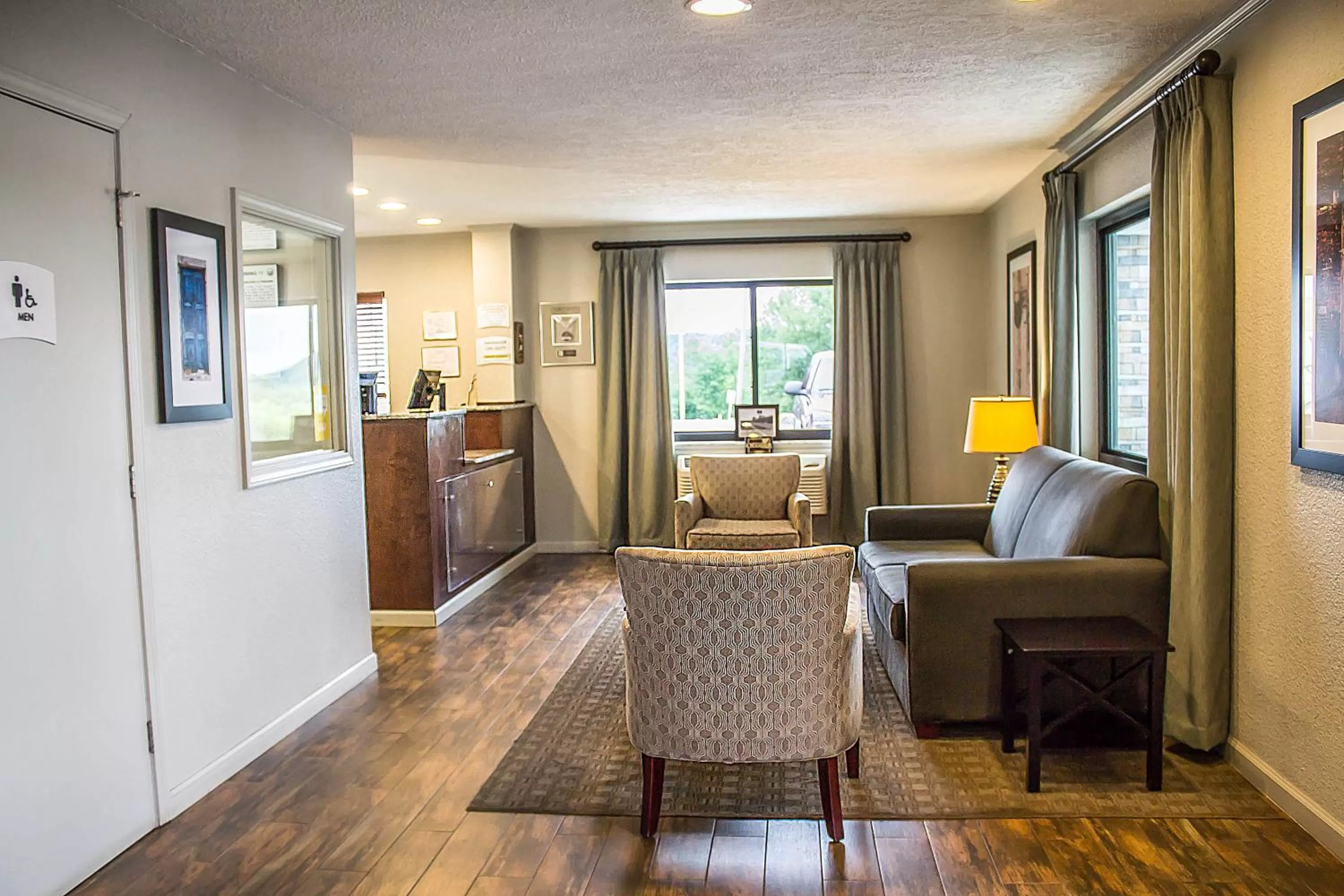 Seating area in Quality Inn Cambridge