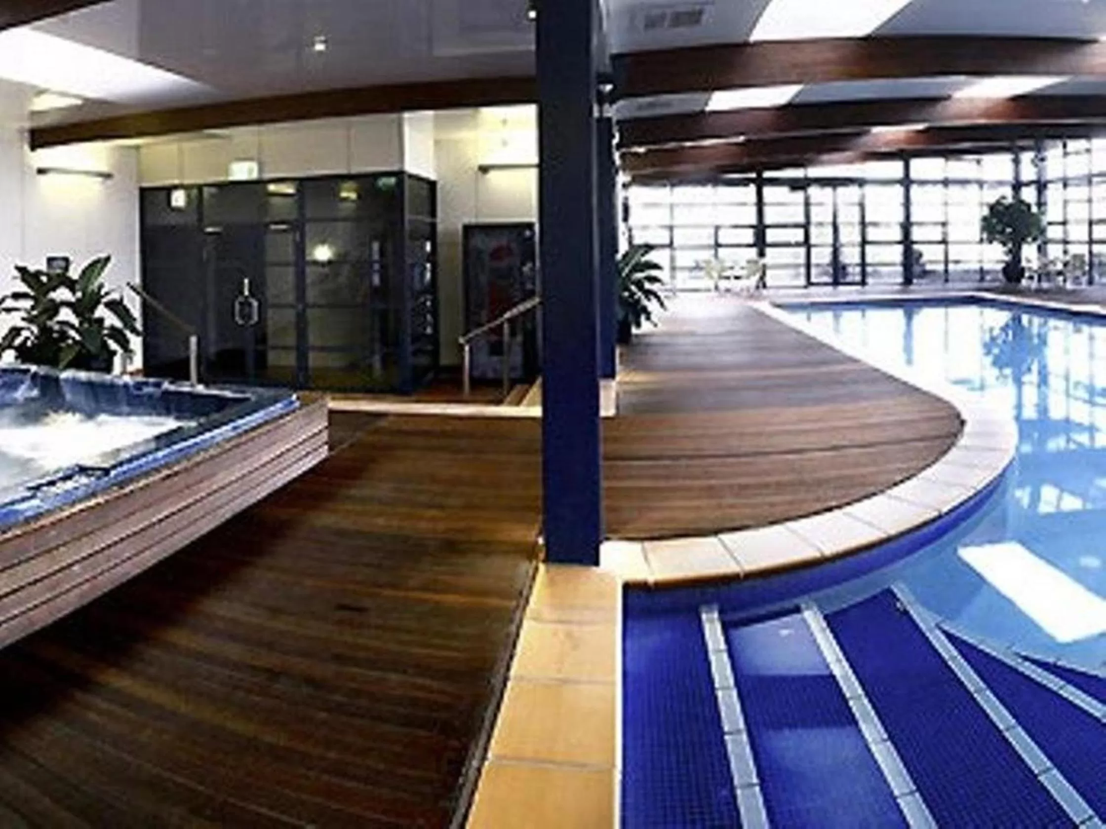 Swimming pool in Novotel Canberra