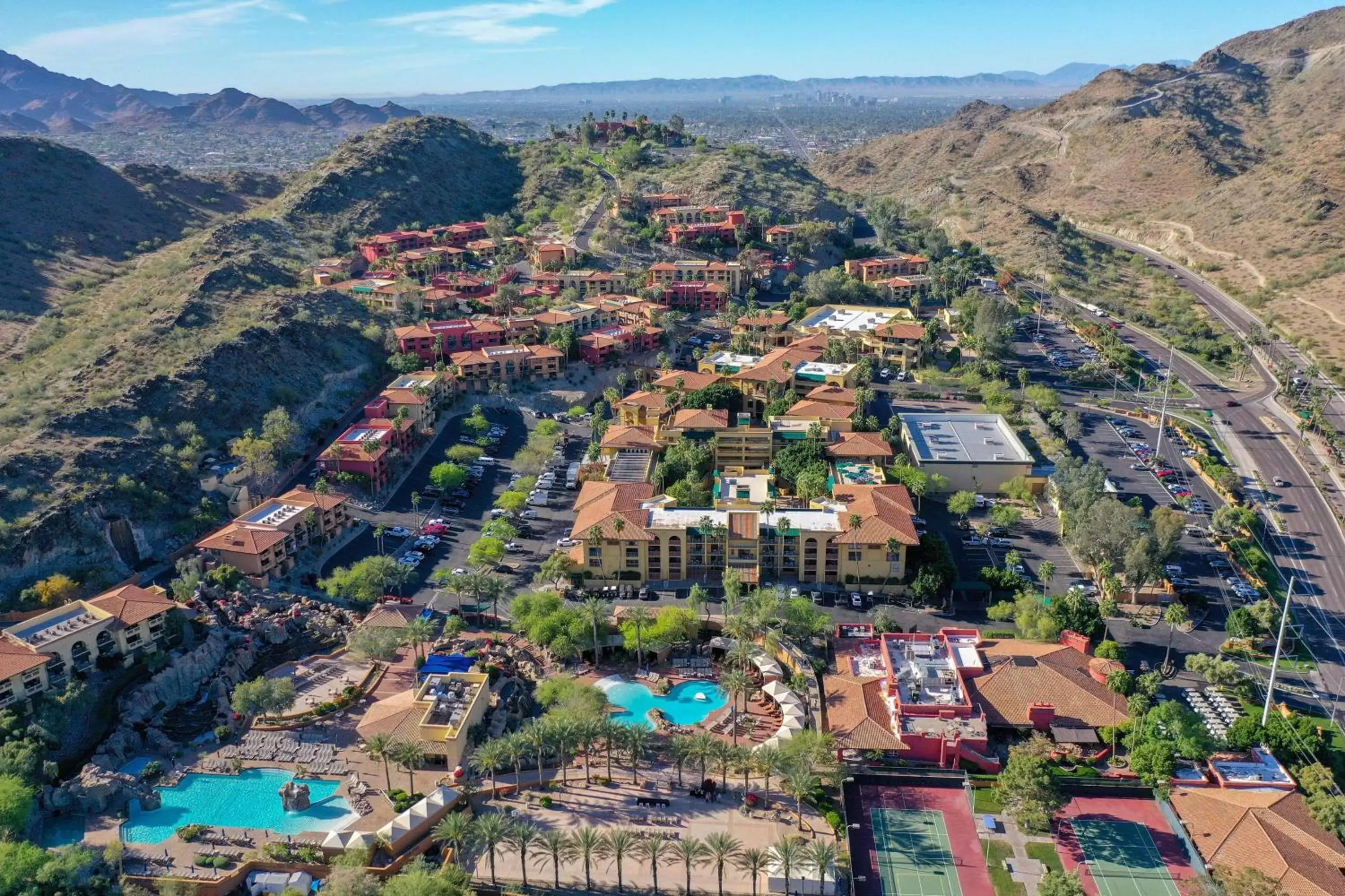 Property building, Bird's-eye View in Hilton Phoenix Tapatio Cliffs Resort