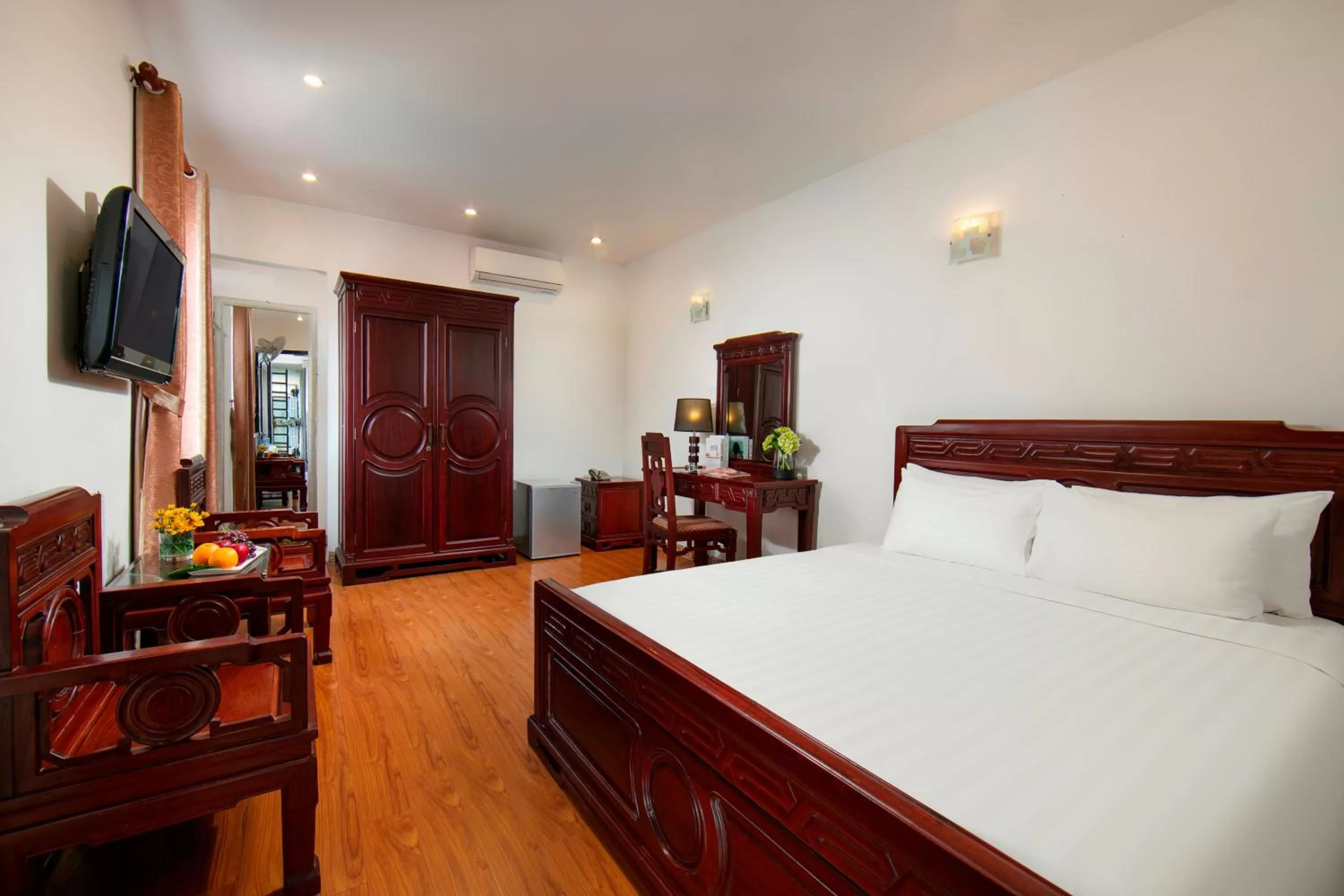 Communal lounge/ TV room, Bed in Bonjour Hanoi Hotel & Travel