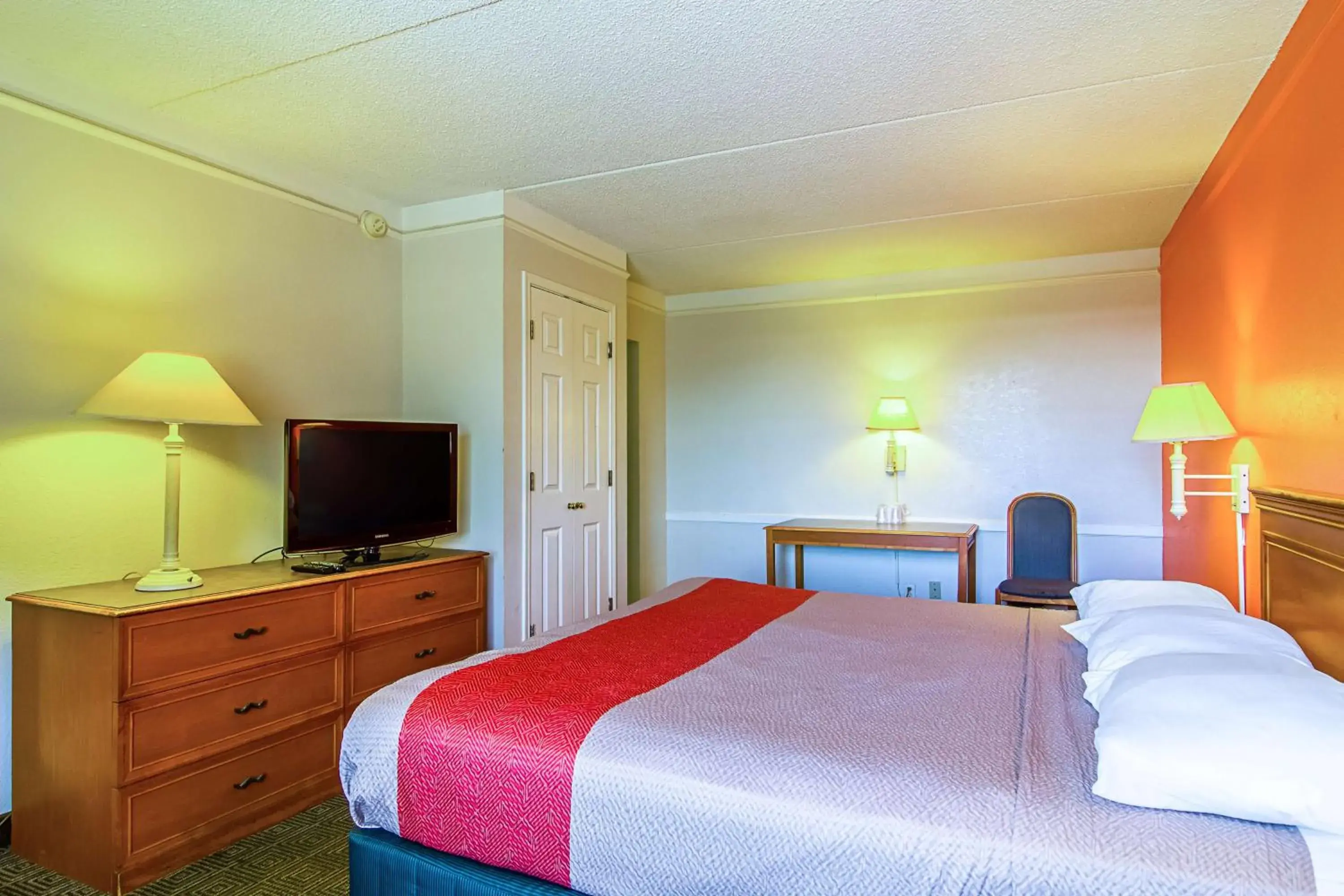 TV and multimedia, Bed in Stayable Suites Jacksonville North