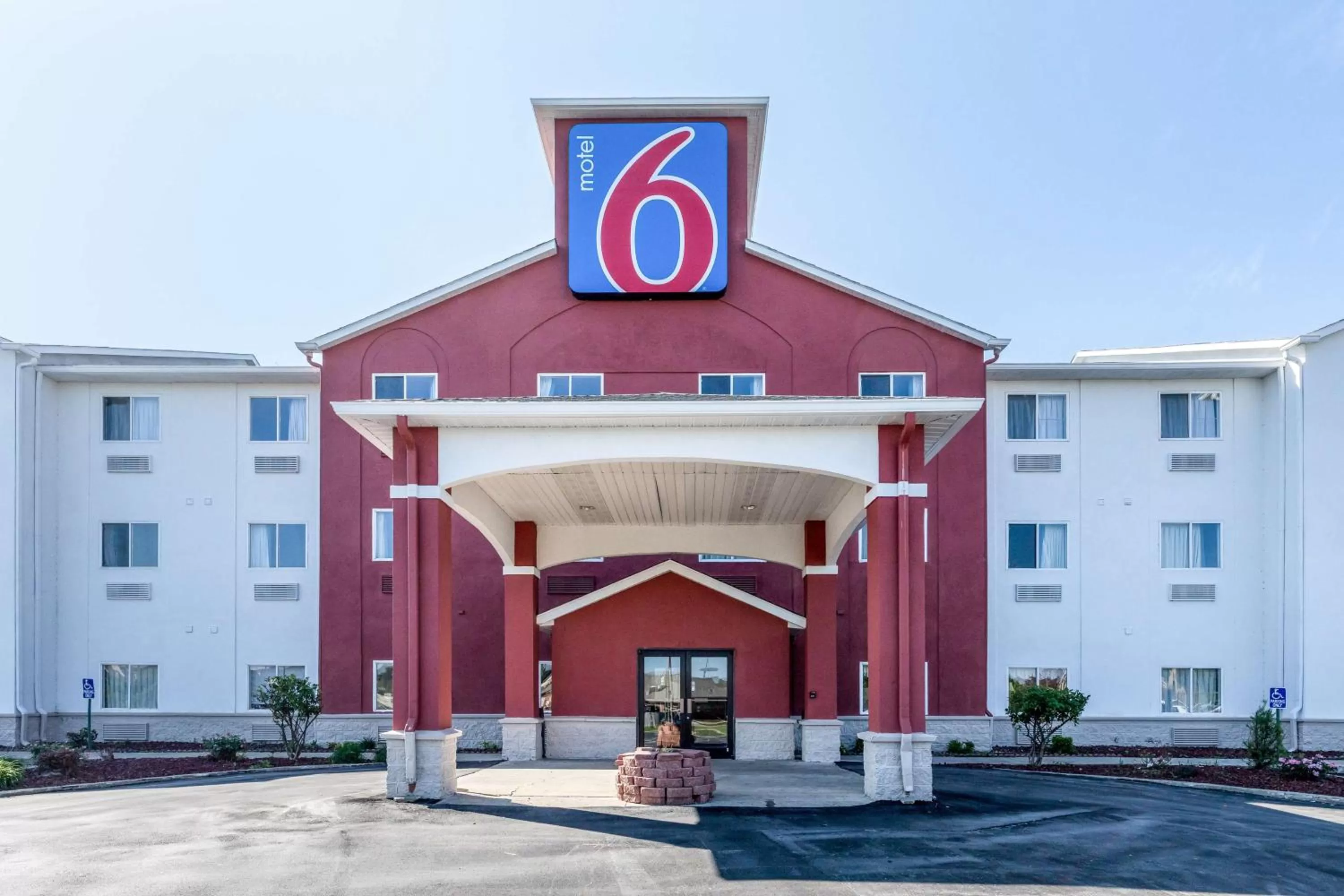Property building in Motel 6-Indianapolis, IN - Southport