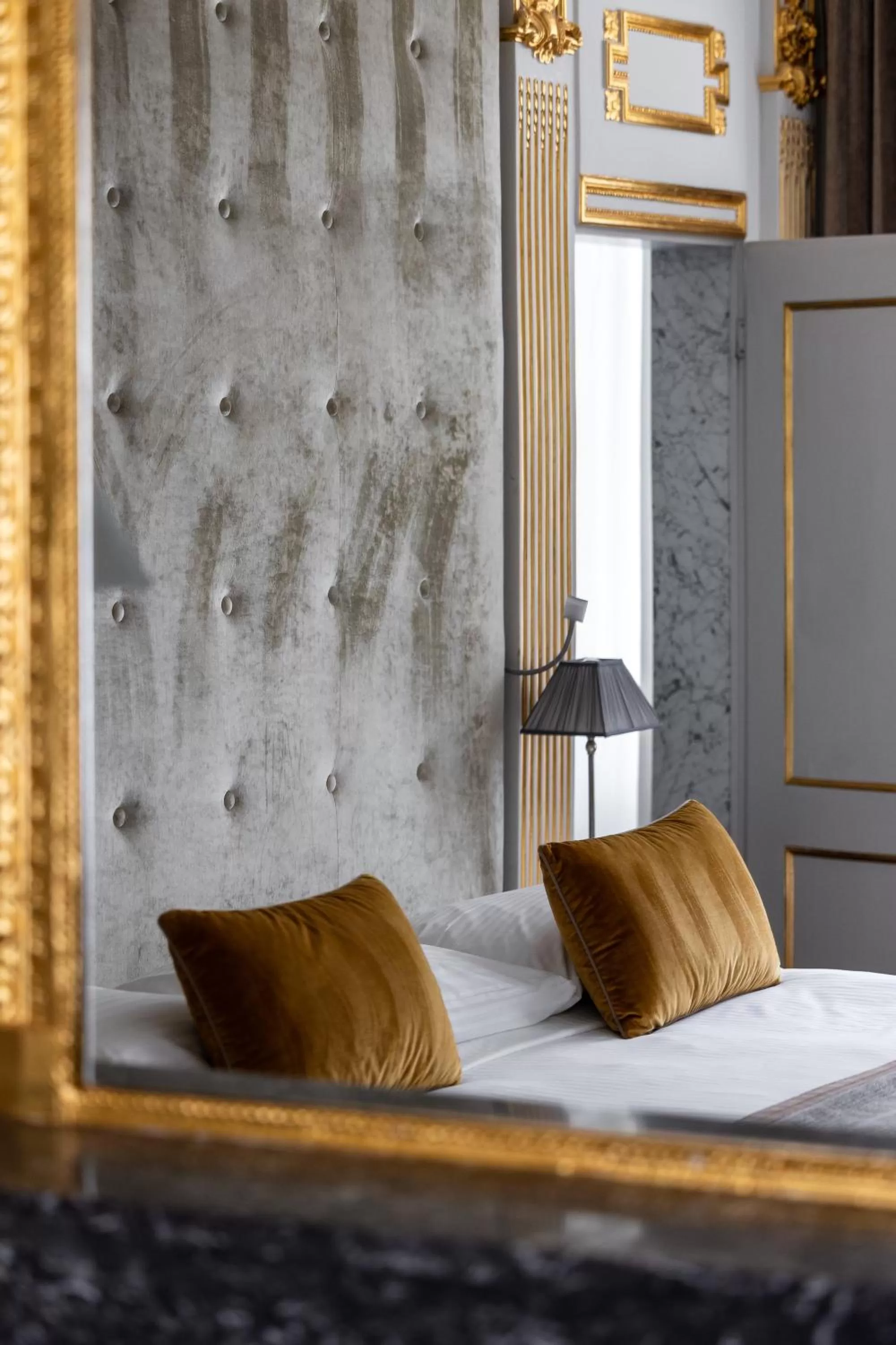 Bed in Hotel Le Place d'Armes - Relais & Châteaux