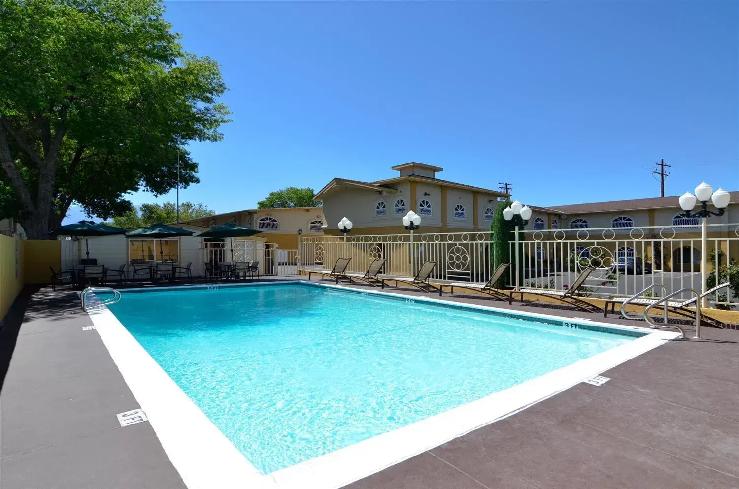 Swimming pool, Property Building in Best Western Bishop Lodge