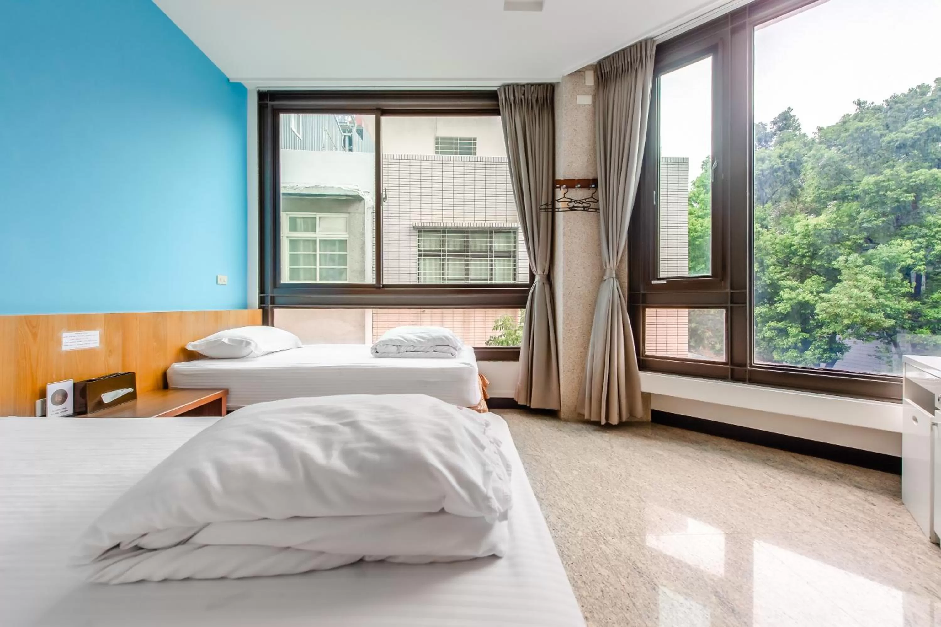 Photo of the whole room, Bed in lightness Station Inn