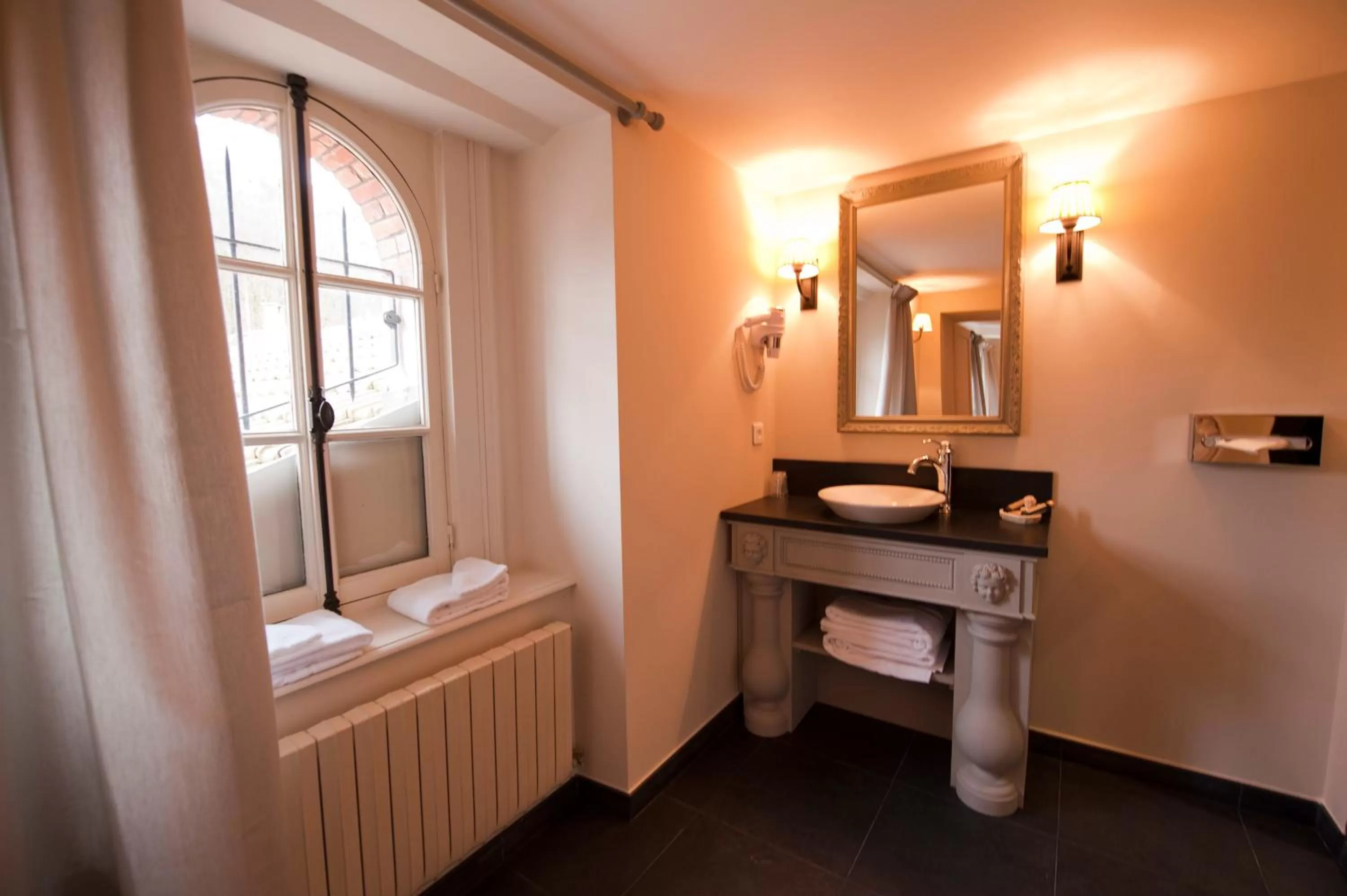 Bathroom in Hôtel Restaurant Spa Le Sauvage