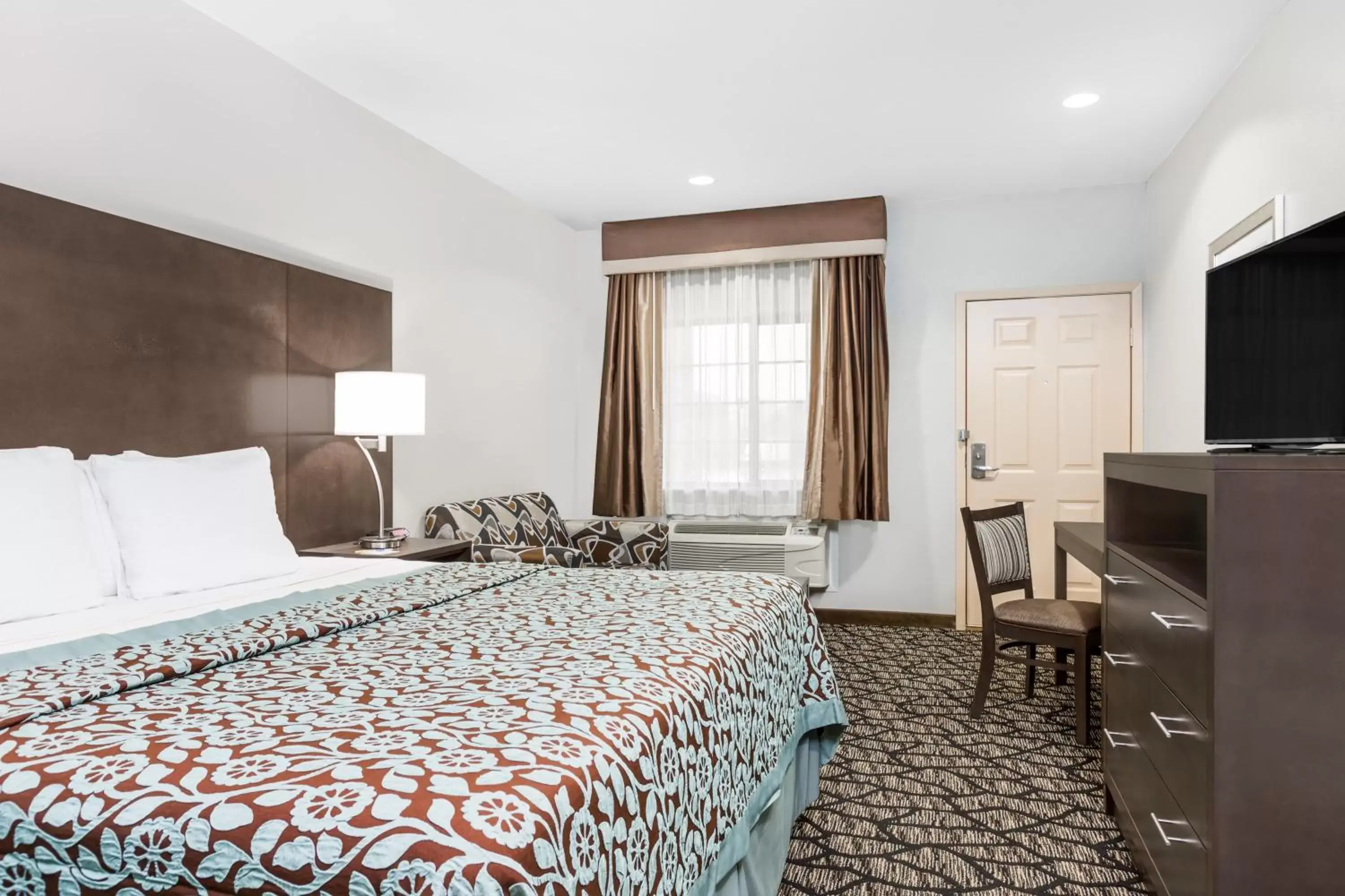 Bed in Days Inn & Suites by Wyndham Madisonville