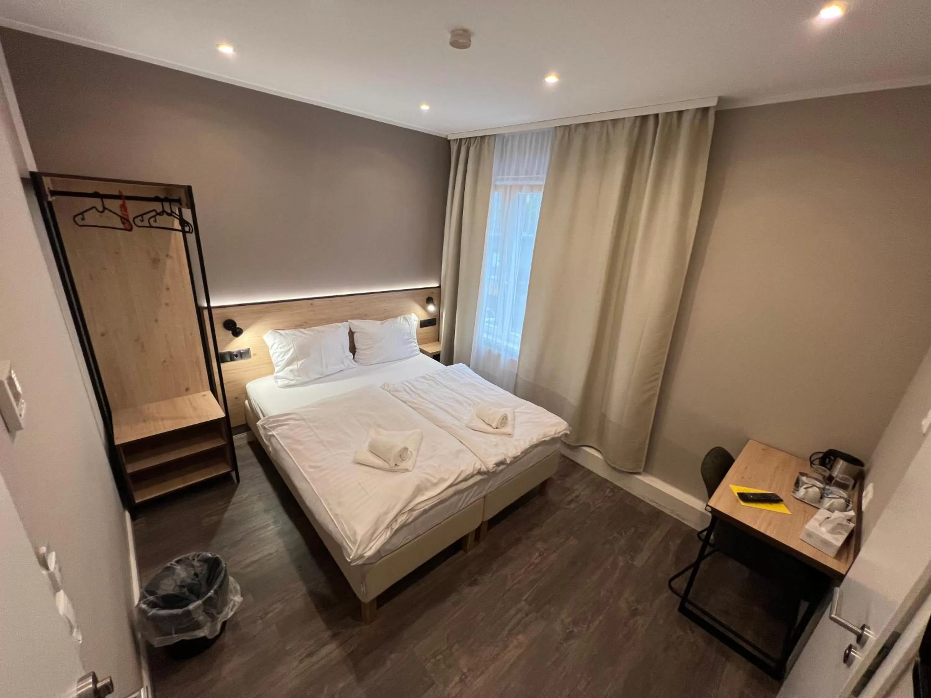 Bed in JJ Hotel Hannover-City-Pension
