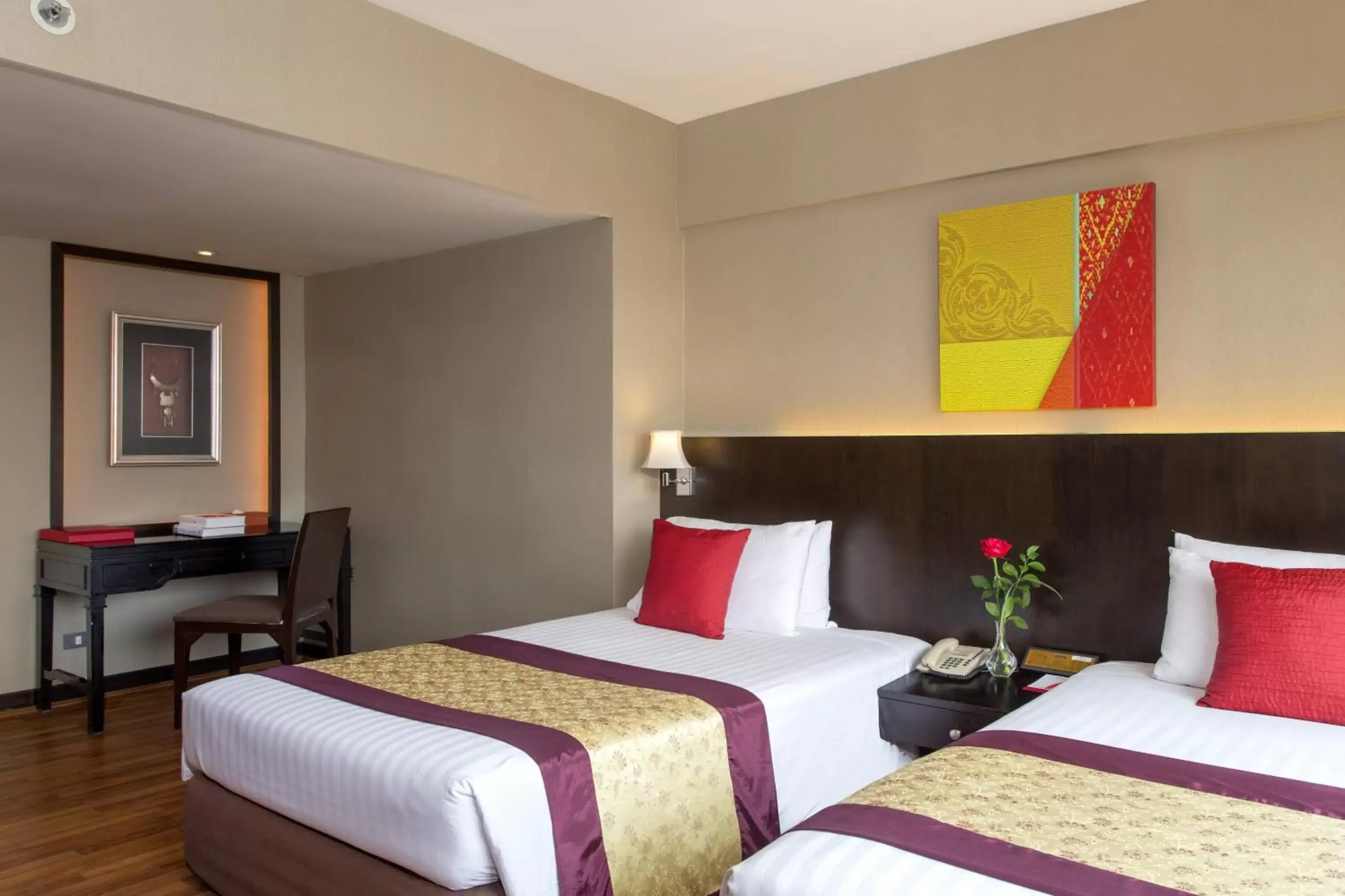 Grand Deluxe Twin Room - Mobility Access in Ramada Plaza by Wyndham Bangkok Menam Riverside