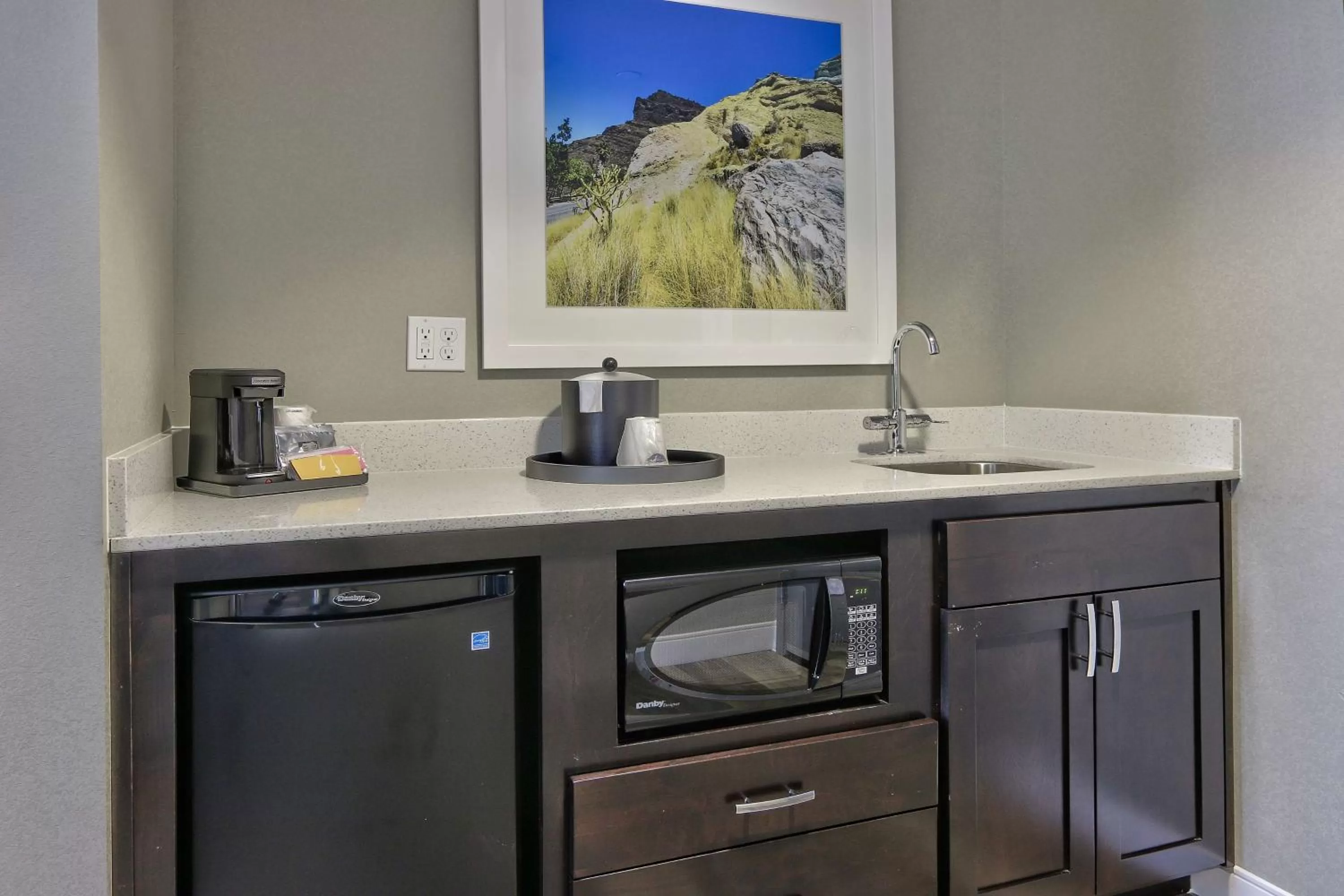 Kitchen or kitchenette in Hampton Inn & Suites Albuquerque Airport