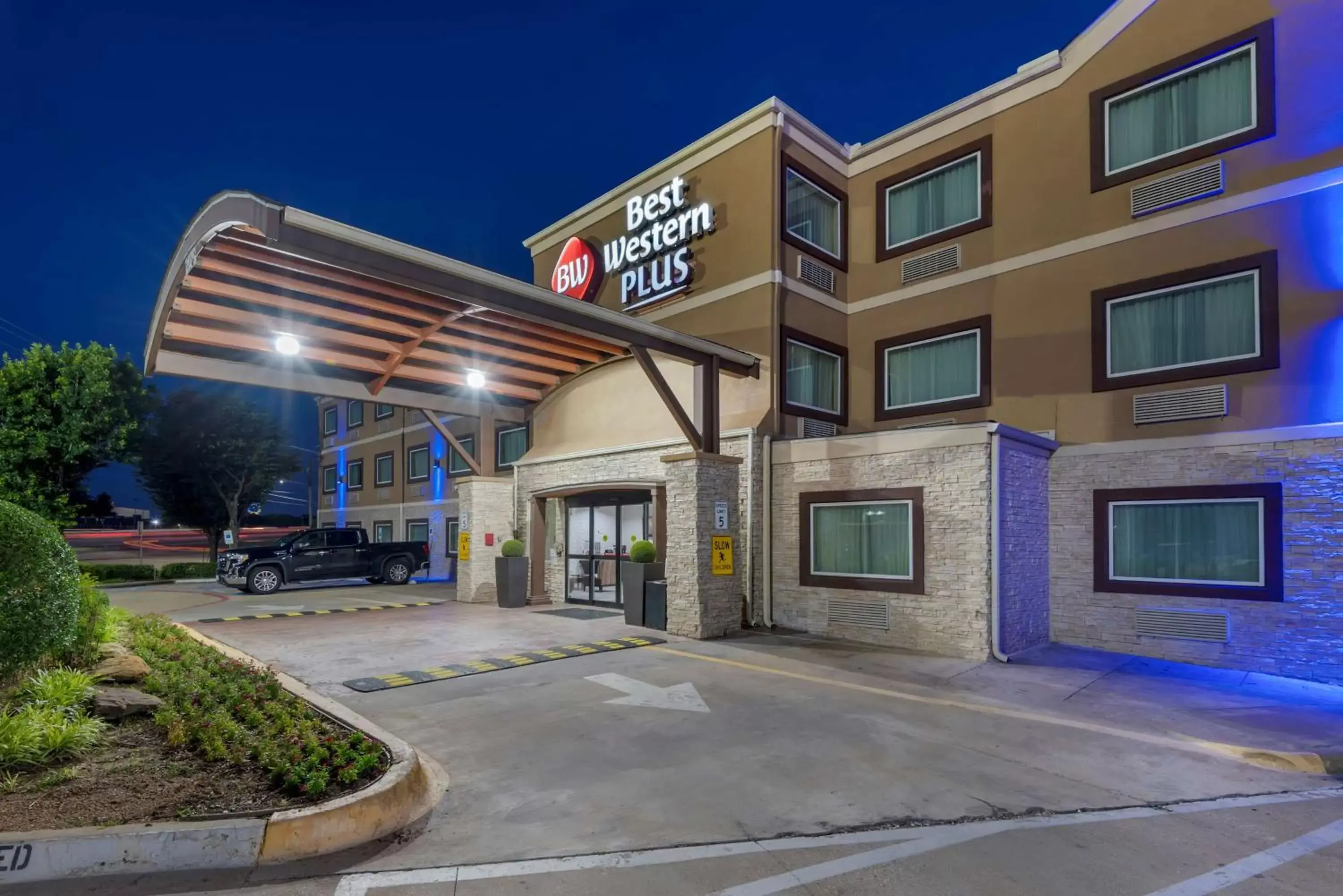 Property Building in Best Western Plus Arlington North