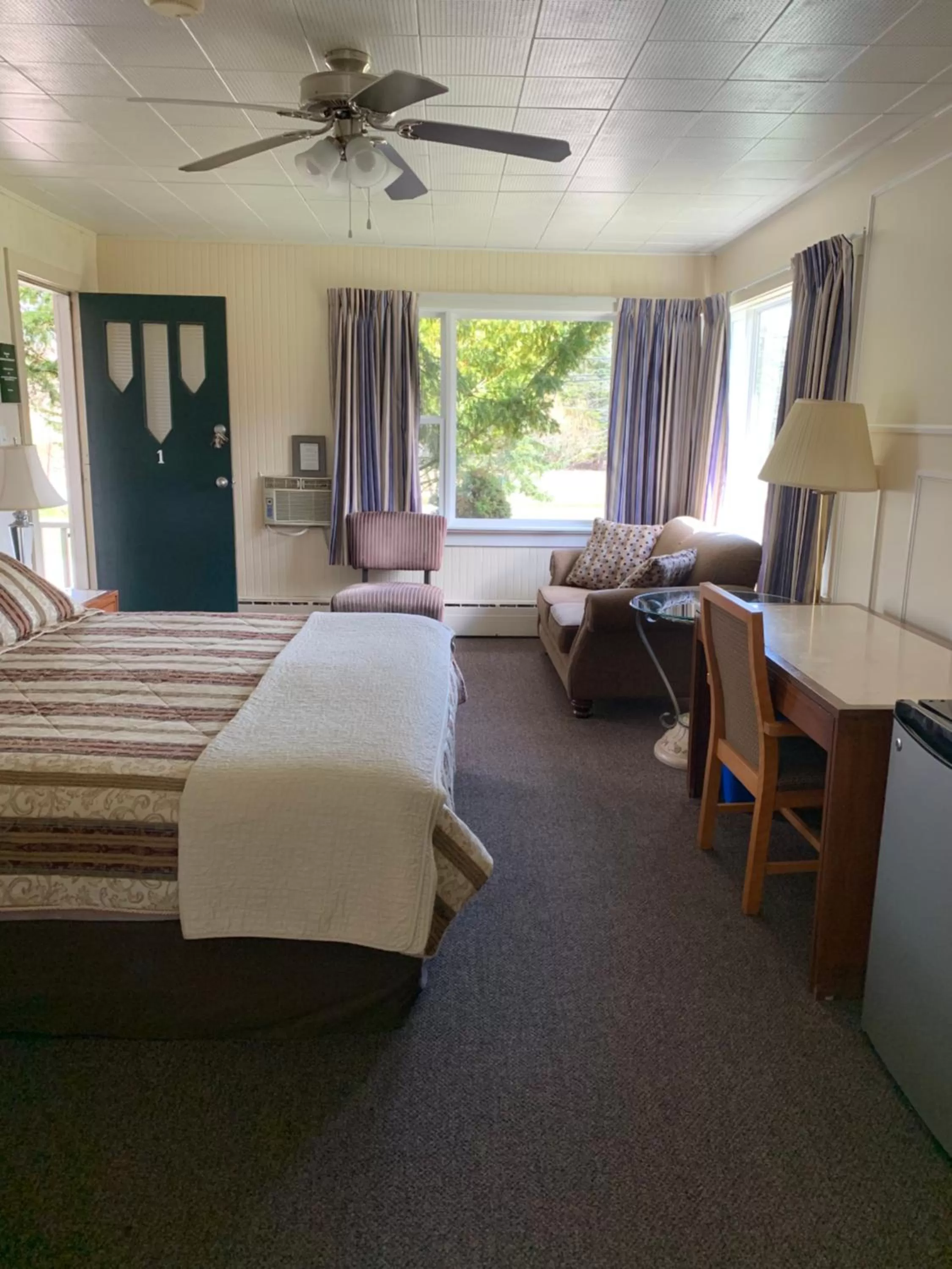 Bed in The Lionstone Inn Motel and Cottages