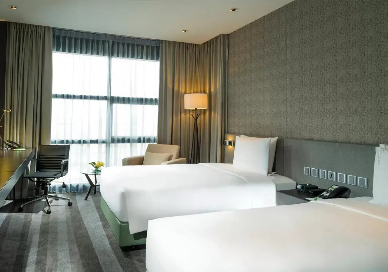 Bed in Holiday Inn Bangkok Sukhumvit, an IHG Hotel