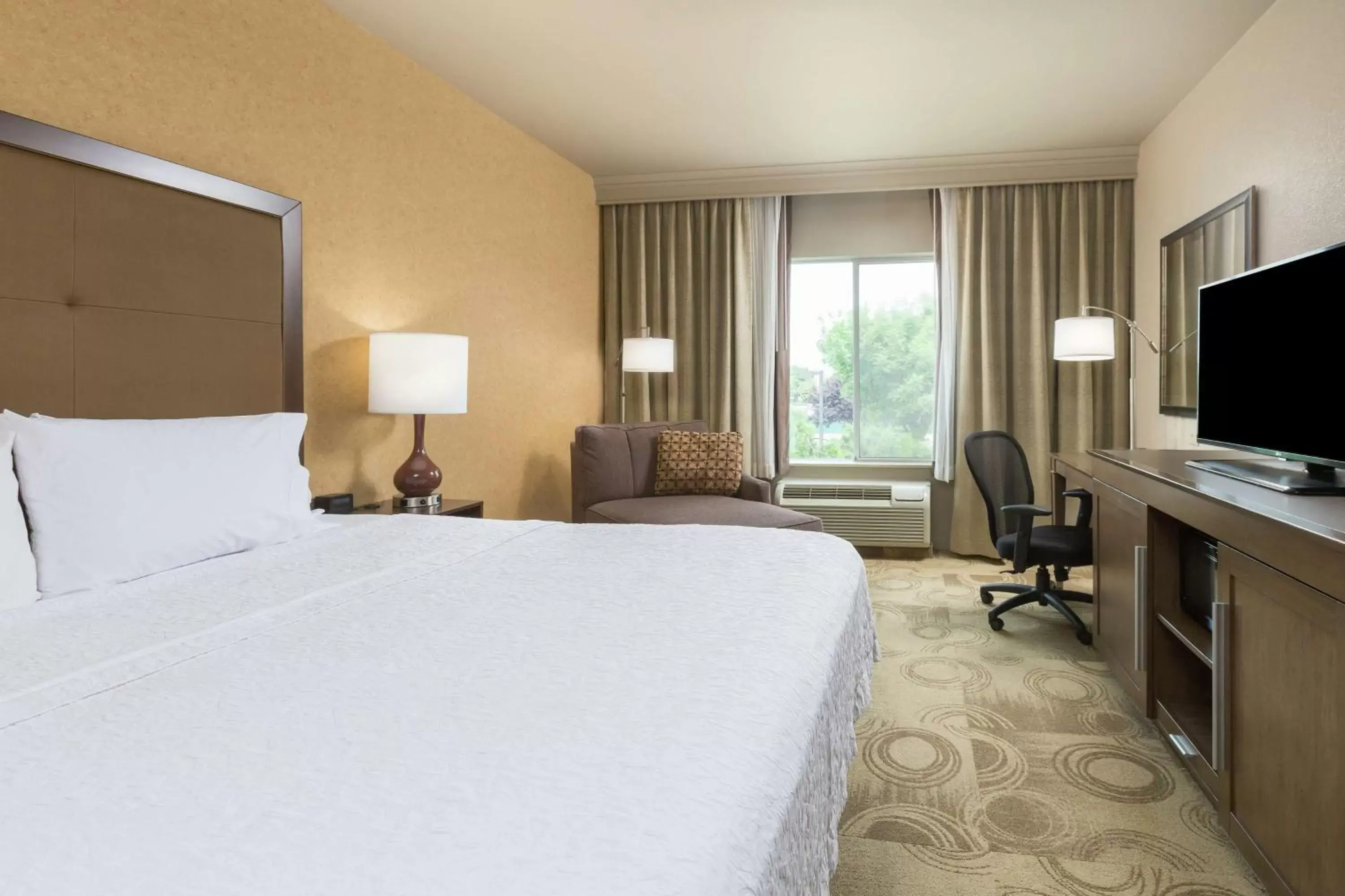 Bedroom, Bed in Hampton Inn & Suites Yuba City