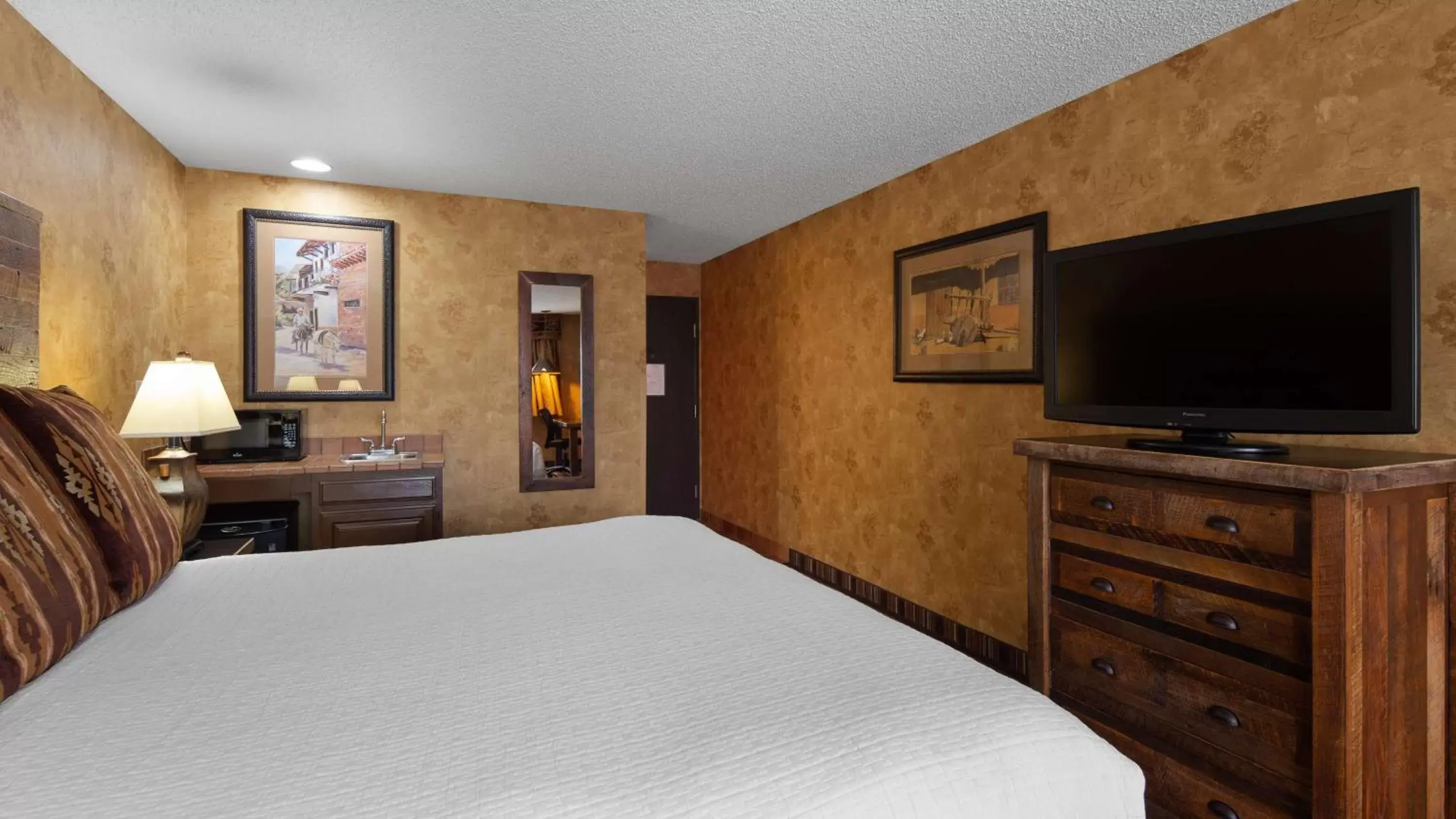 Photo of the whole room, Bed in Best Western Plus Inn of Santa Fe