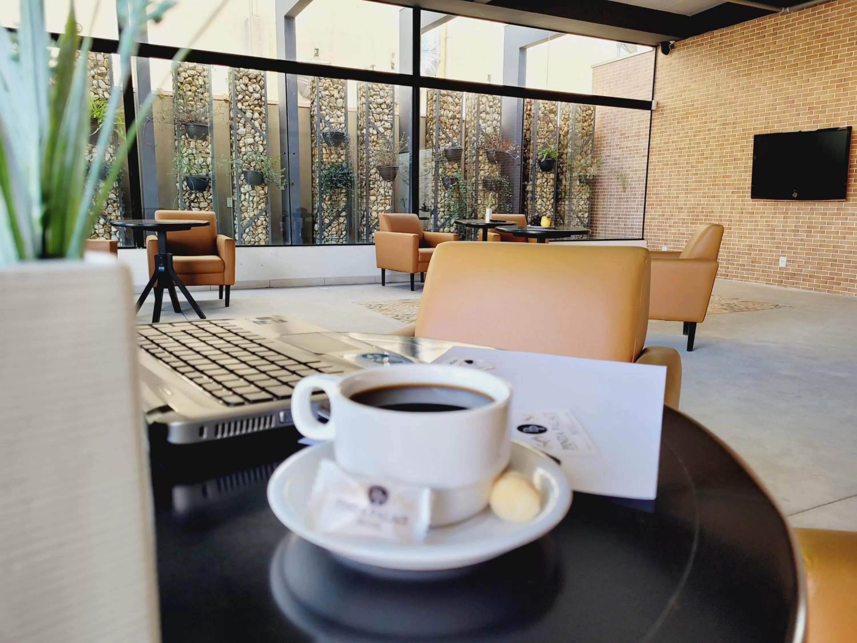 Communal lounge/ TV room in Pinda Palace Hotel