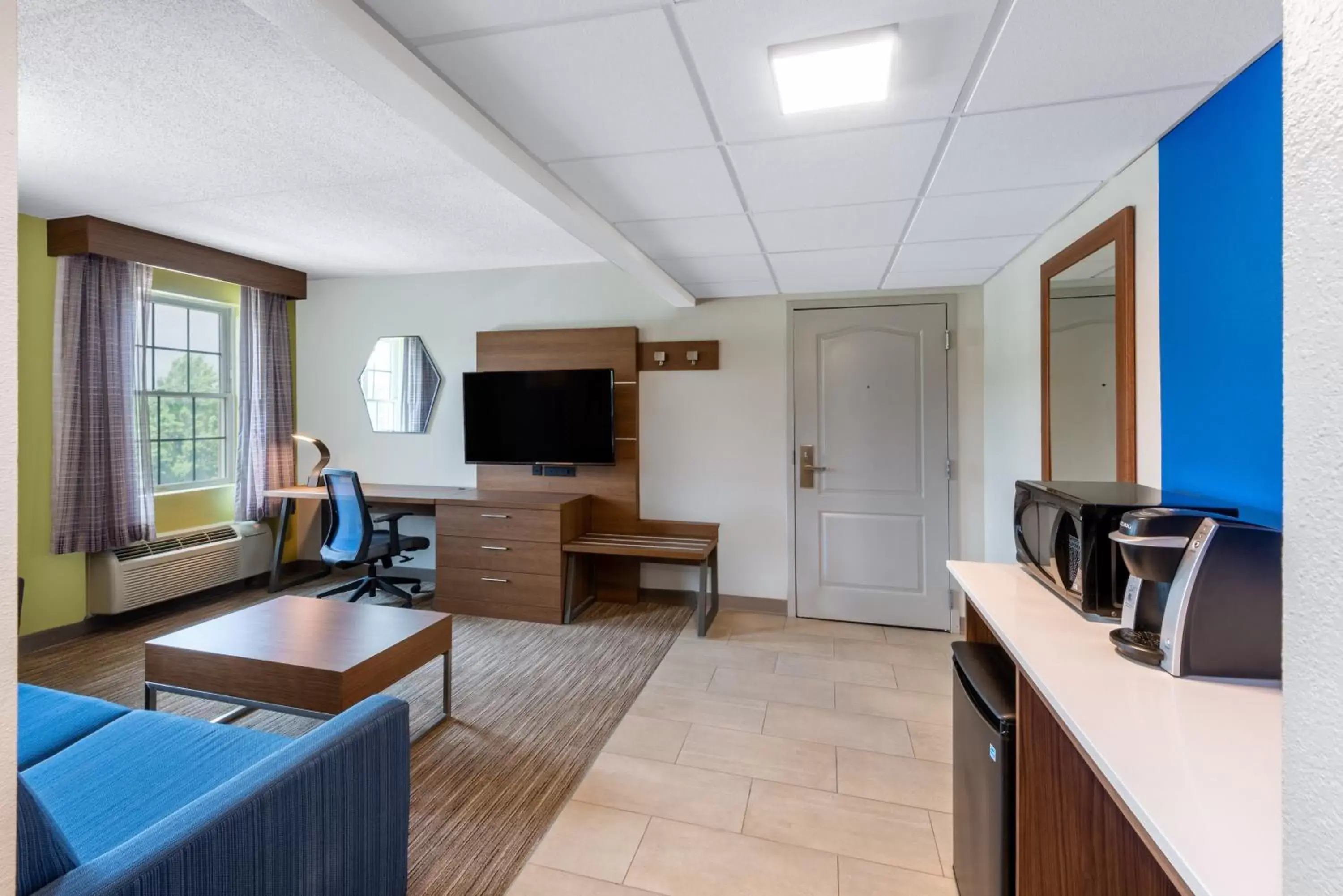 Photo of the whole room, TV/Entertainment Center in Holiday Inn Express State College at Williamsburg Square, an IHG Hotel