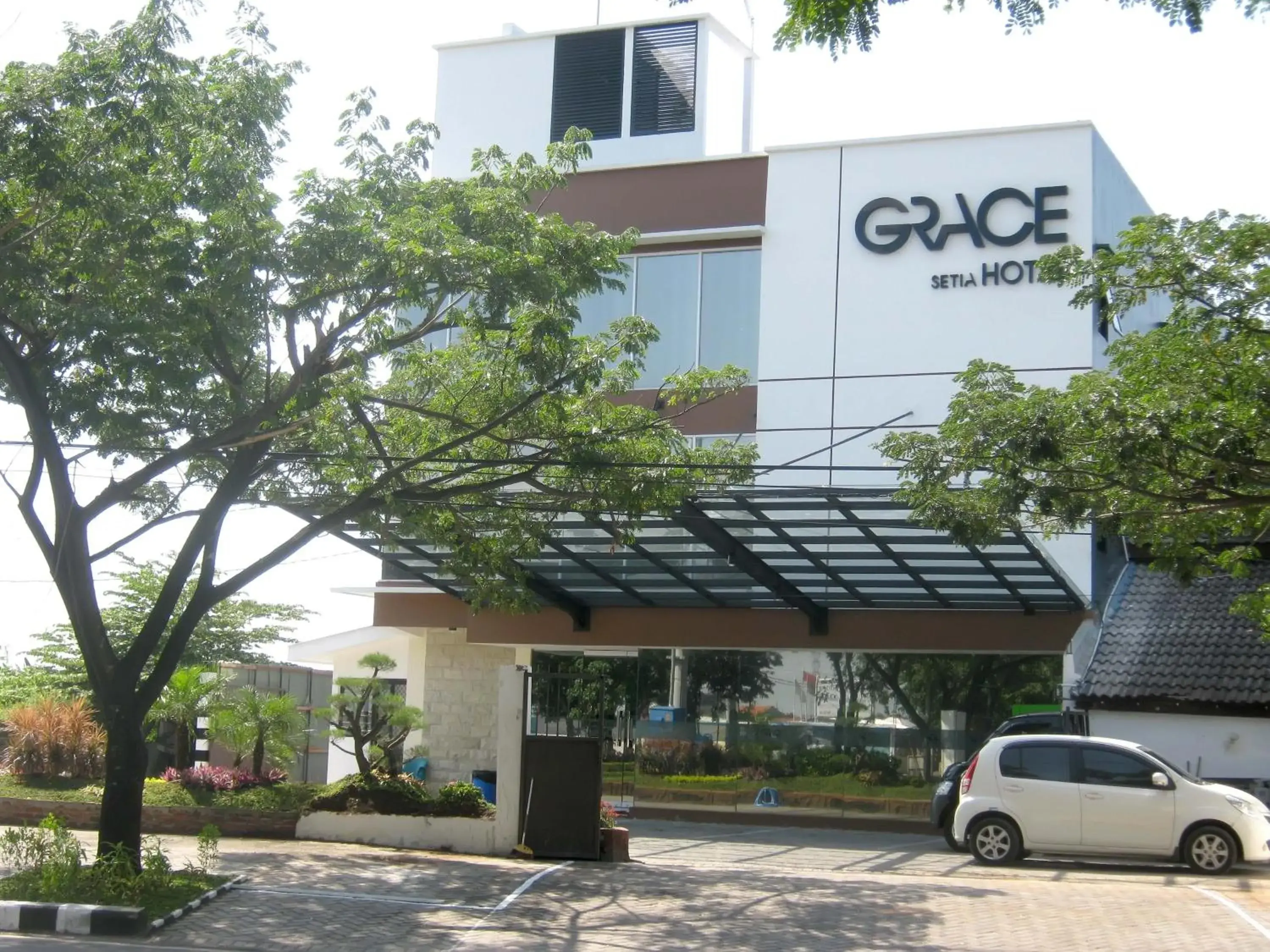Facade/entrance in Grace Setia Hotel Facade/entrance in Grace Setia Hotel
