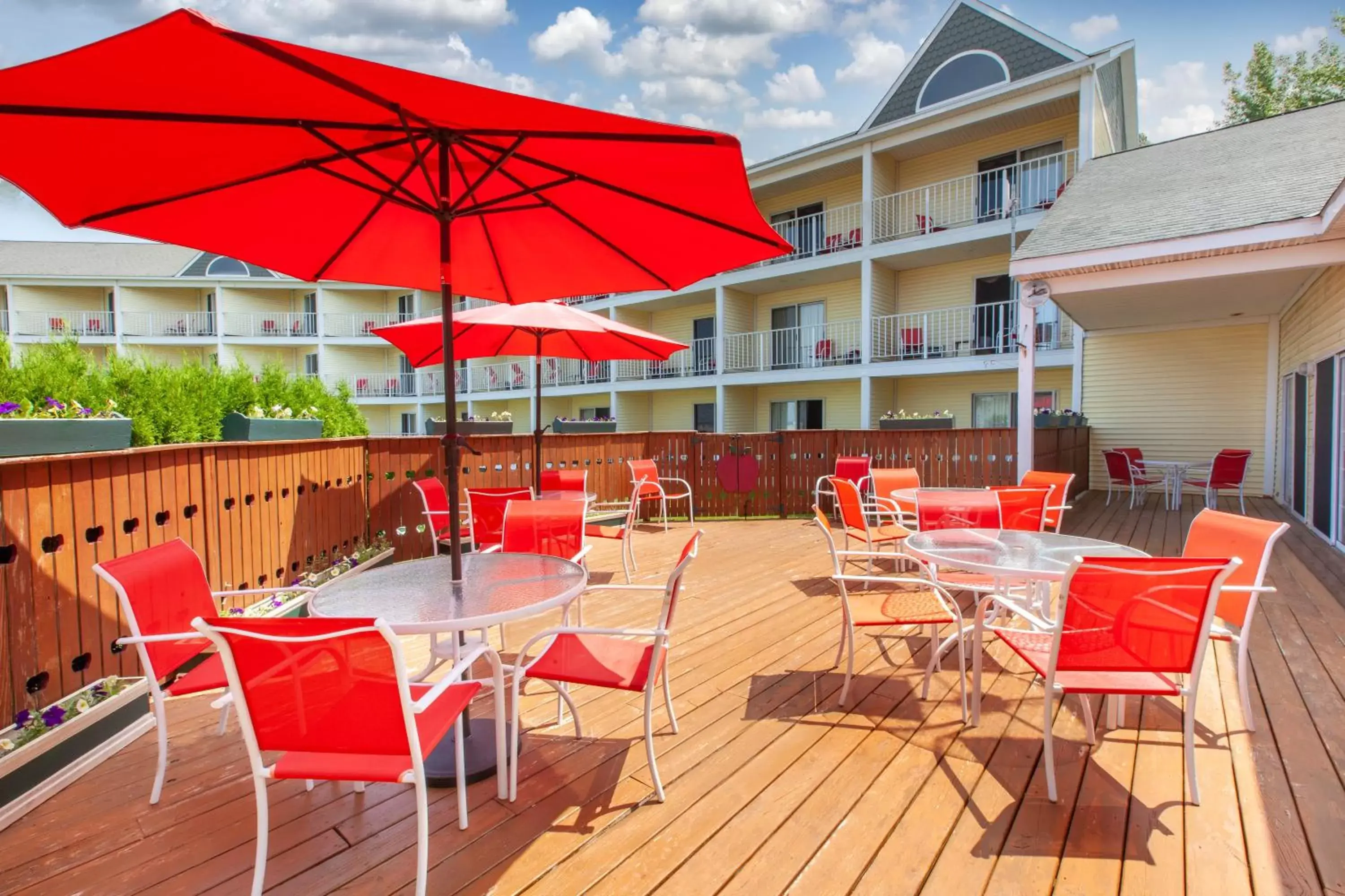 Patio, Restaurant/Places to Eat in Apple Tree Inn; SureStay Collection by Best Western