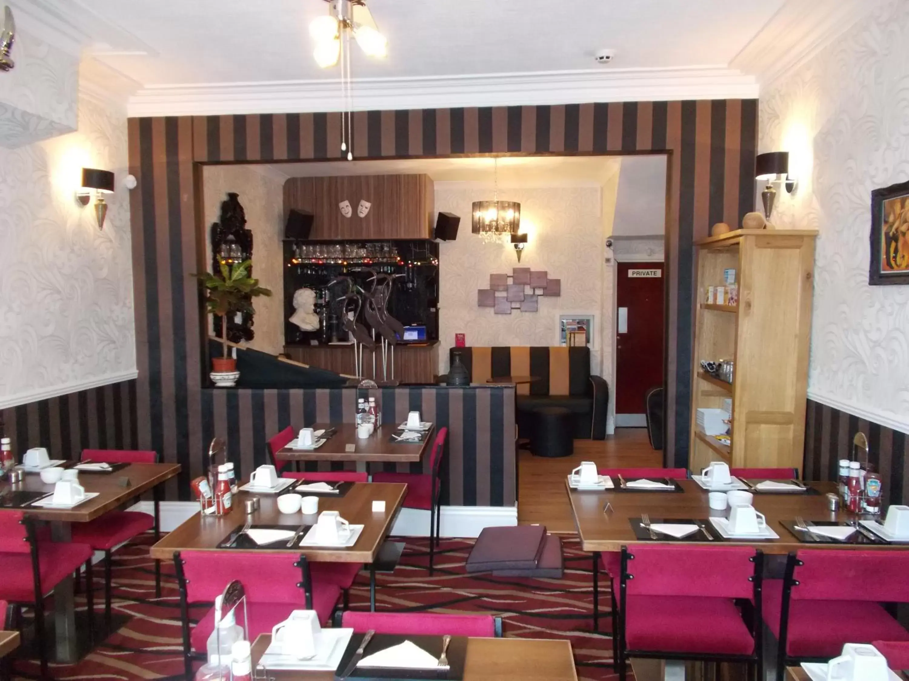 Restaurant/Places to Eat in Delamere Hotel