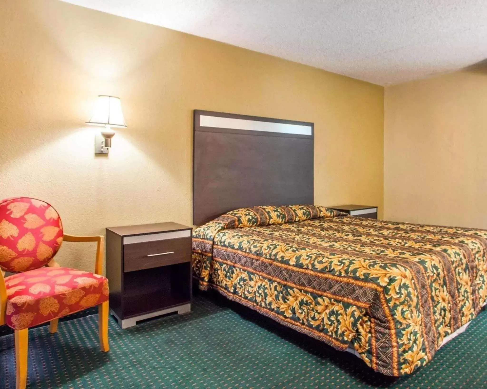 Photo of the whole room, Bed in Rodeway Inn Mount Laurel Hwy 73