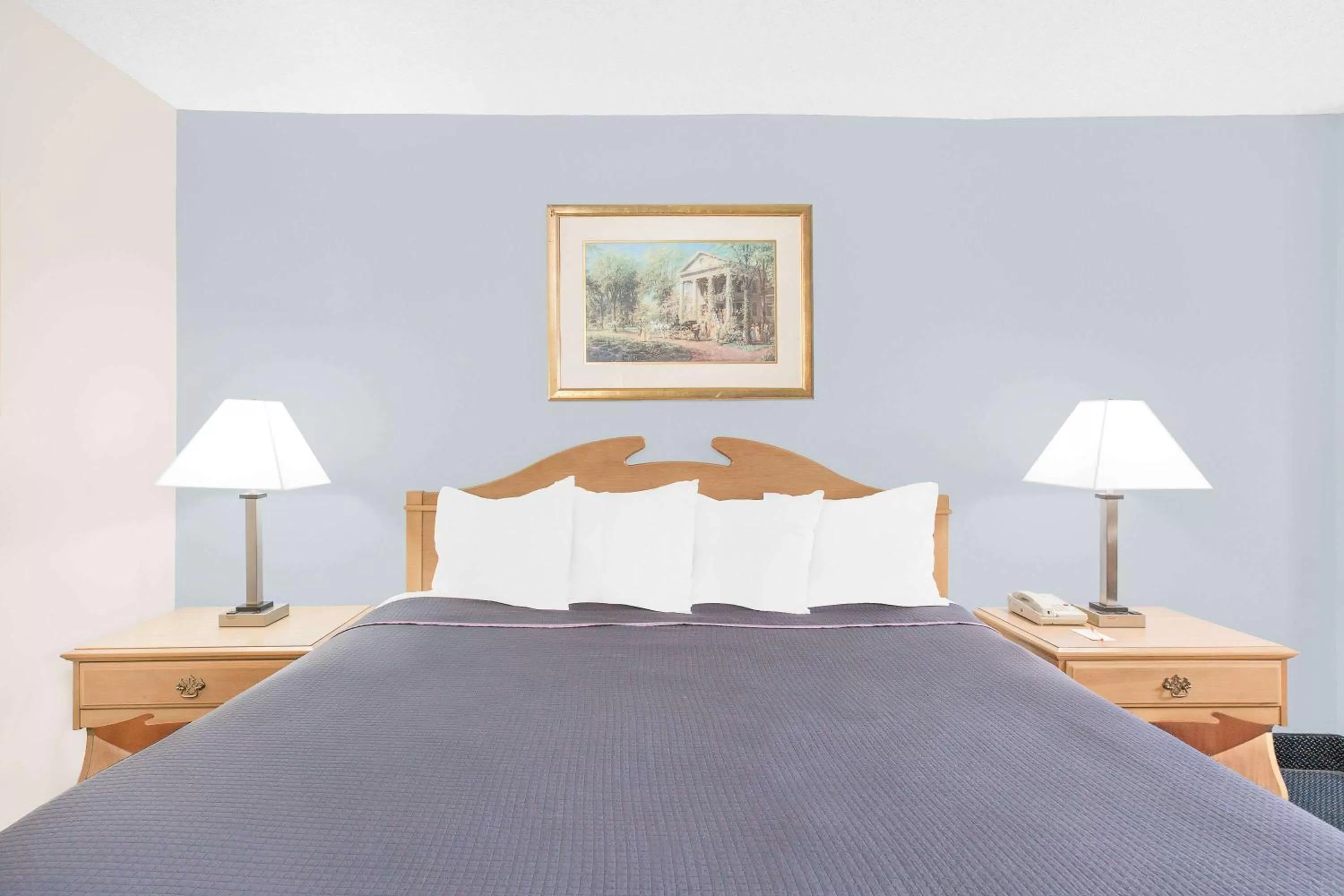 Photo of the whole room, Bed in Howard Johnson by Wyndham Staunton