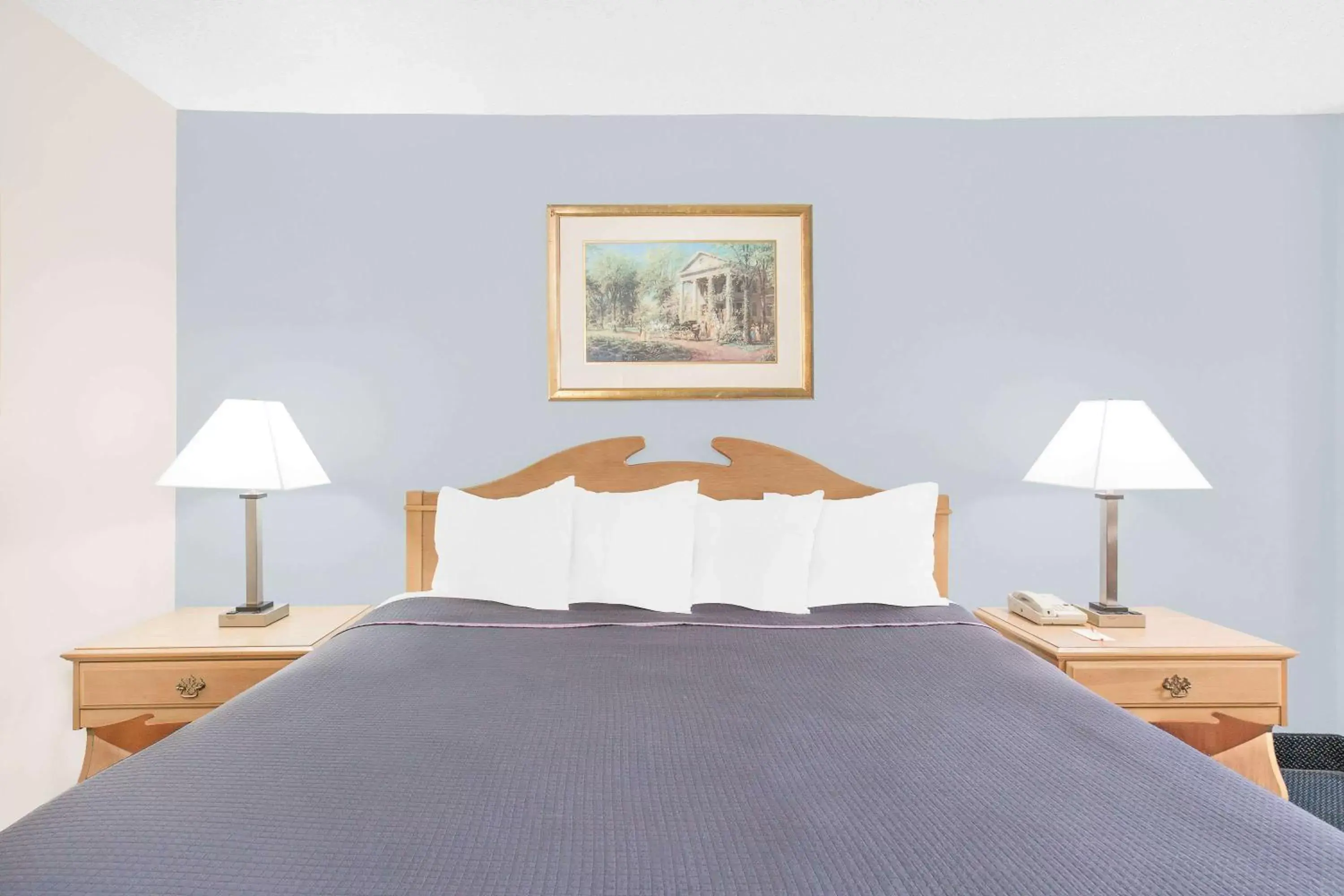 Photo of the whole room, Bed in Howard Johnson by Wyndham Staunton Photo of the whole room, Bed in Howard Johnson by Wyndham Staunton