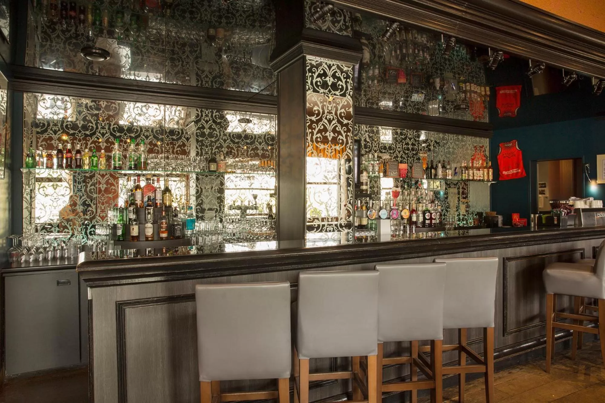 Lounge or bar in Hôtel The Originals City Le Berry - proche centre-ville - Gare - parking - recharge véhicule