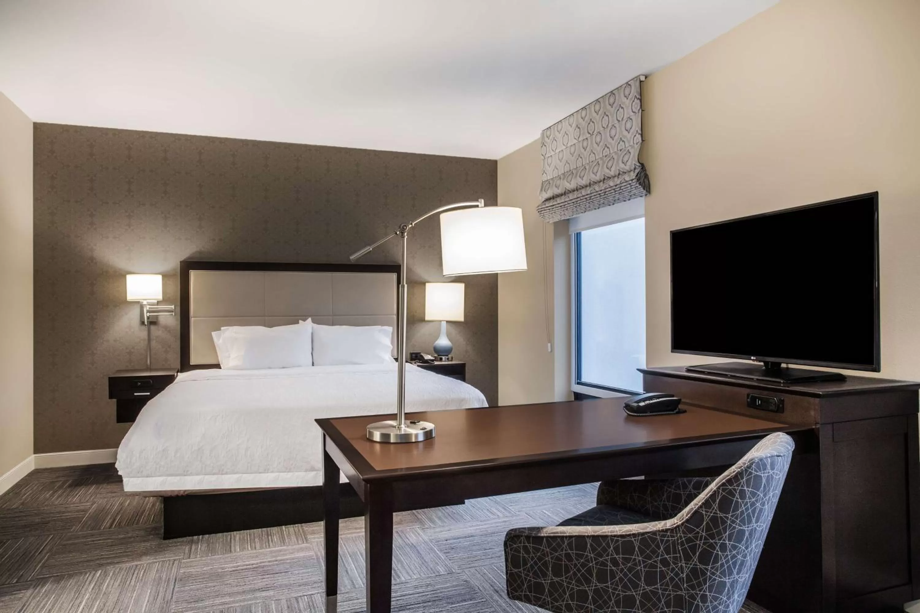 Bedroom, Bed in Hampton Inn Rochester Penfield, Ny