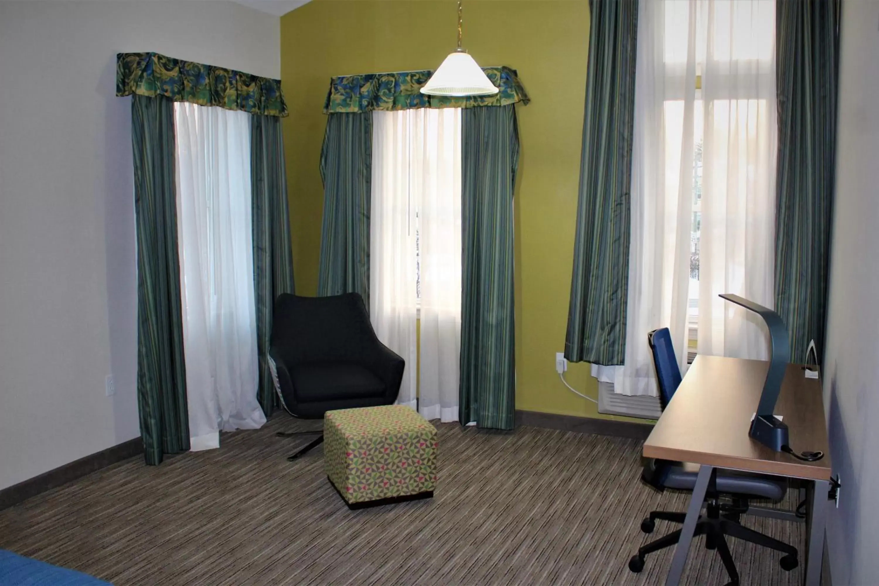 Photo of the whole room, Seating Area in Holiday Inn Express Durham-UNH, an IHG Hotel
