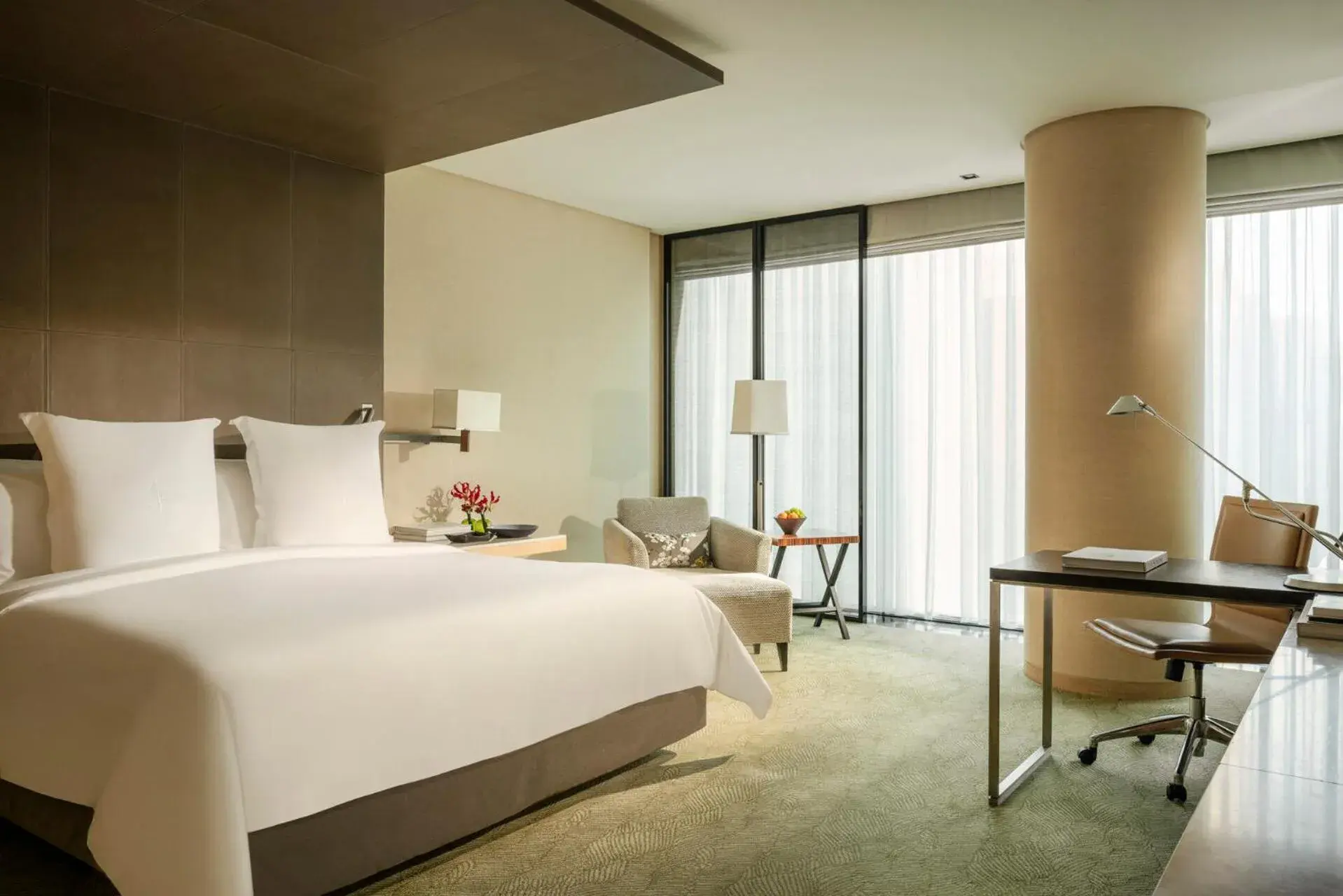 Photo of the whole room, Bed in Four Seasons Hotel Tokyo at Marunouchi