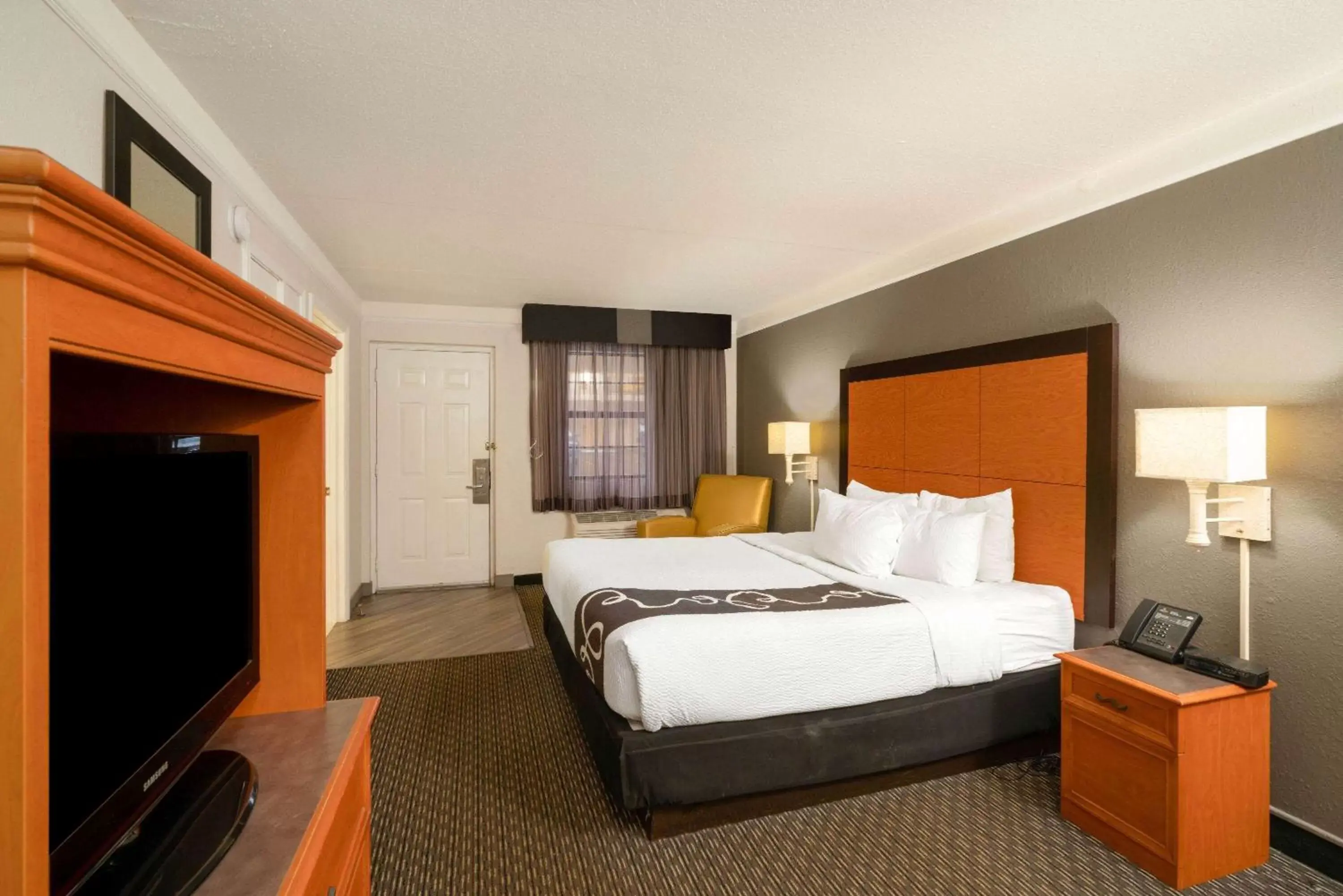 Photo of the whole room, Bed in La Quinta Inn by Wyndham Nashville South