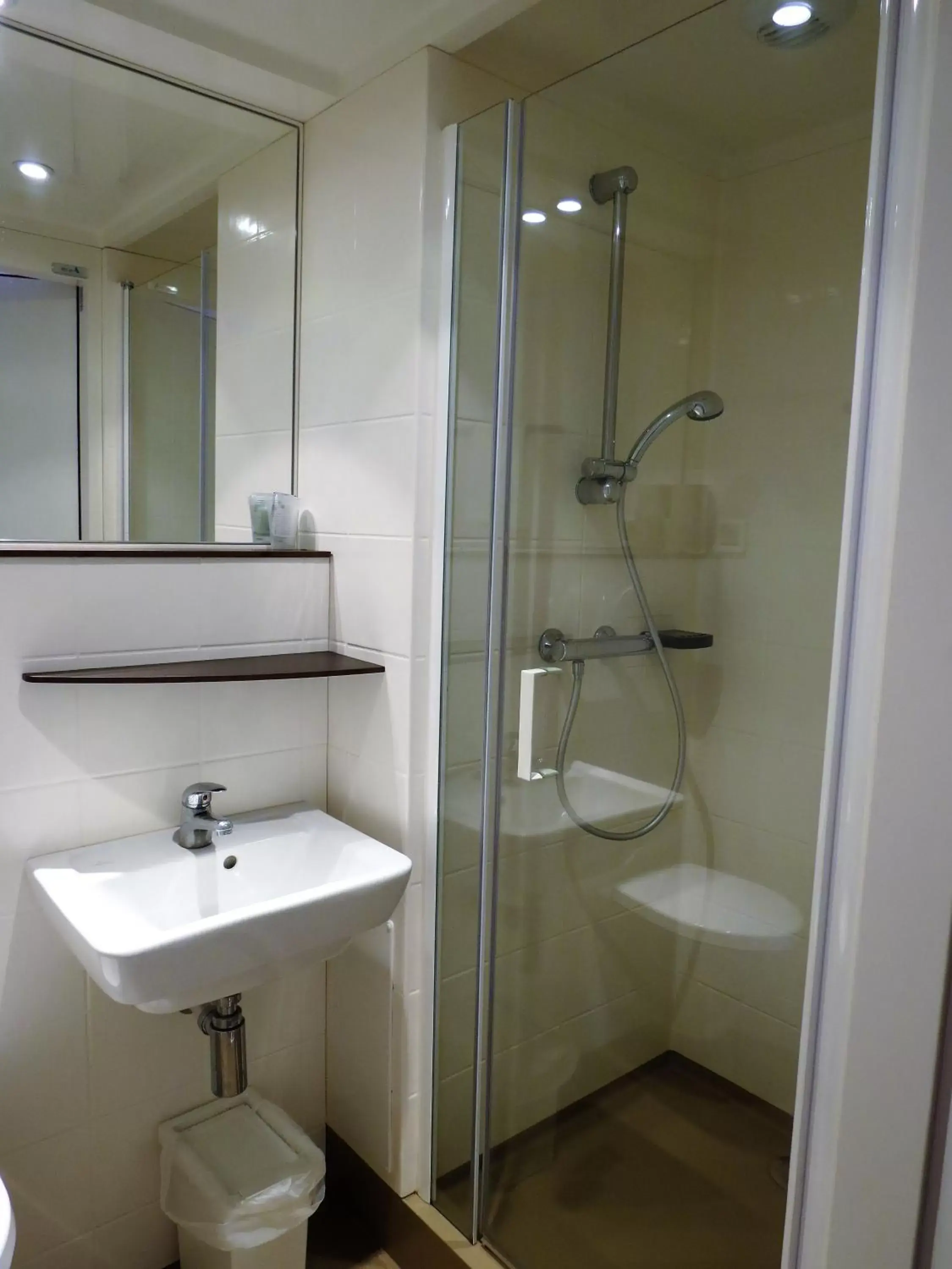 Shower, Bathroom in Hotel le Faisan