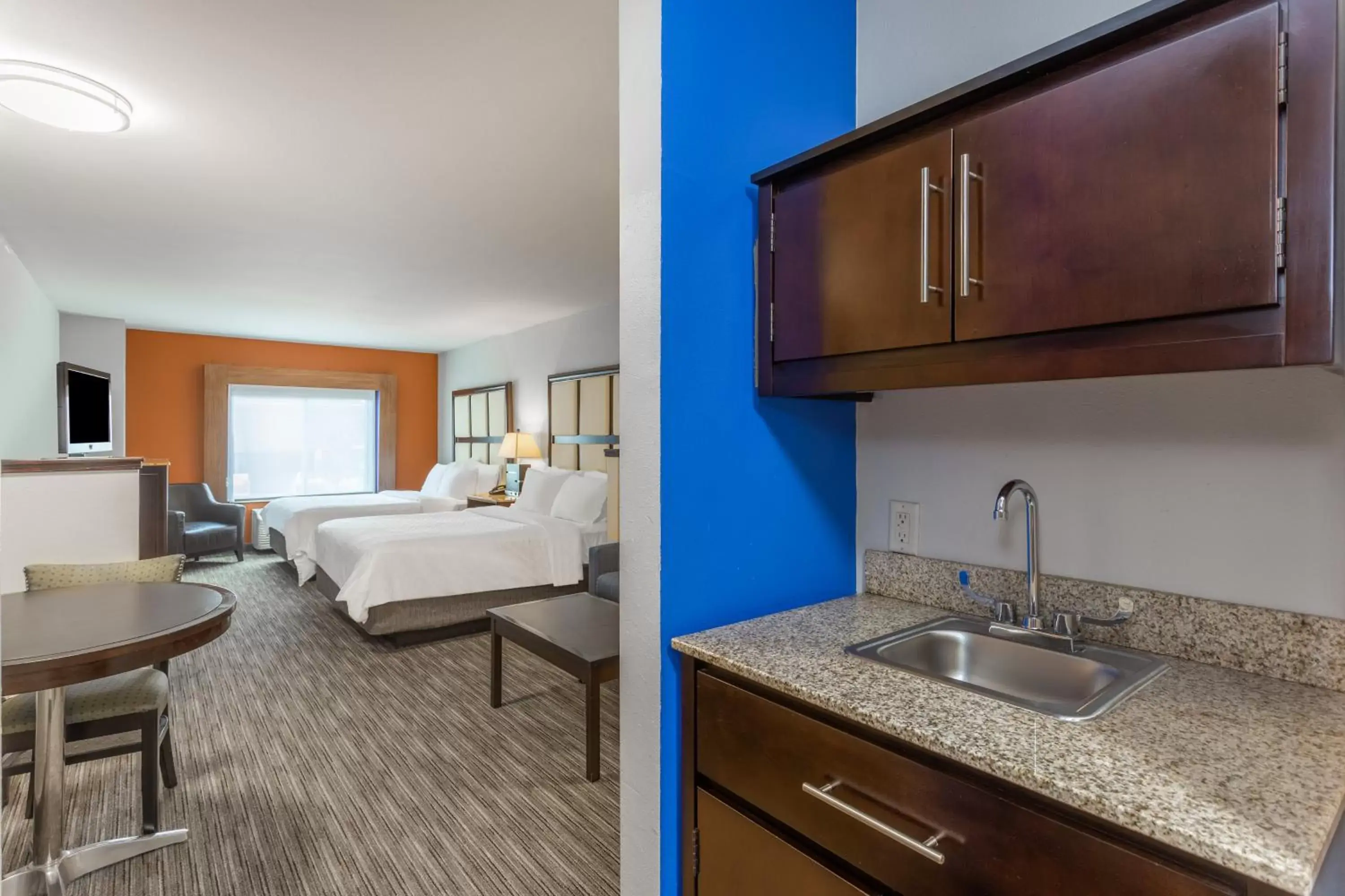 Photo of the whole room, Kitchen/Kitchenette in Holiday Inn Express - Albert Lea, an IHG Hotel