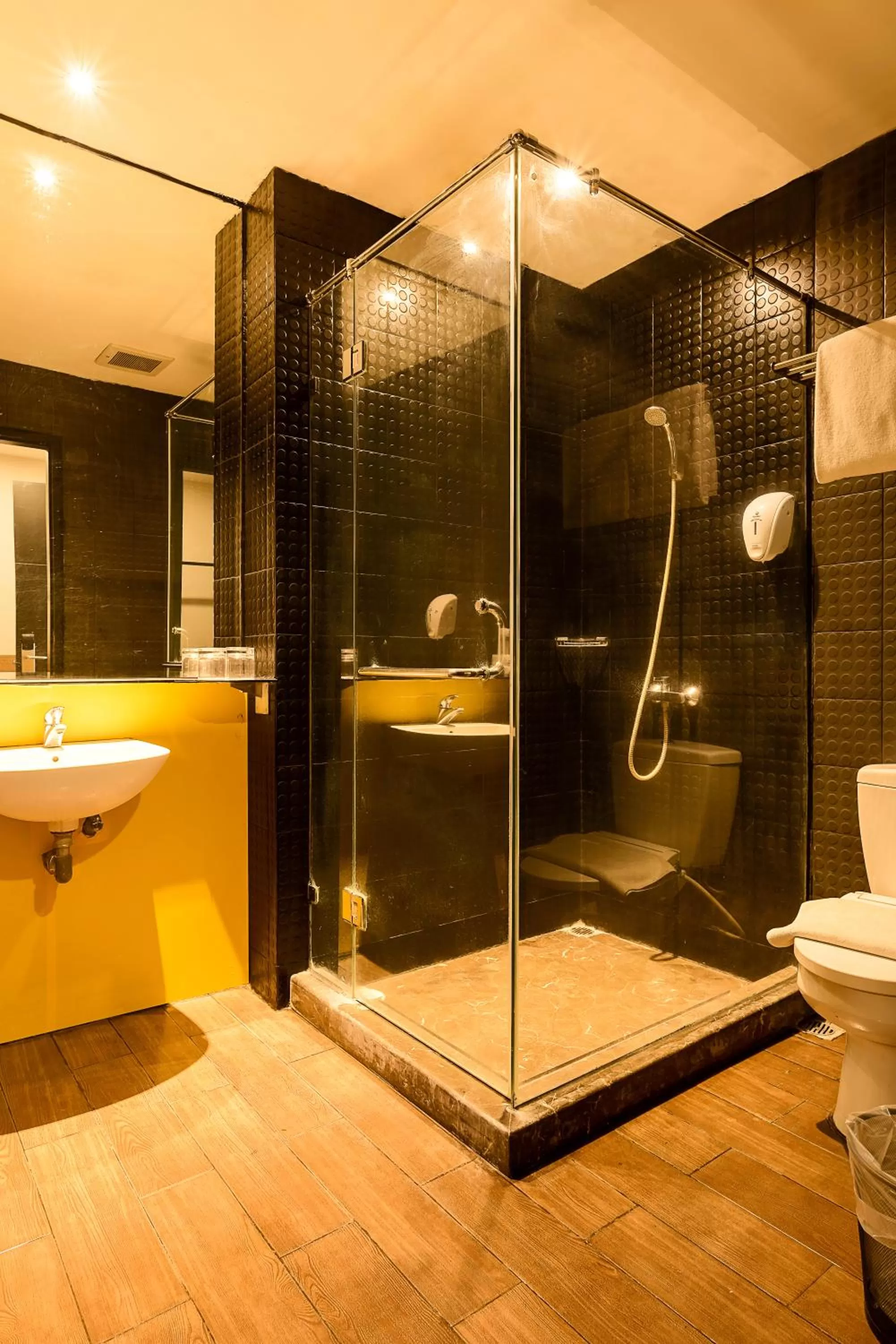 Shower in Yellow Bee Tangerang
