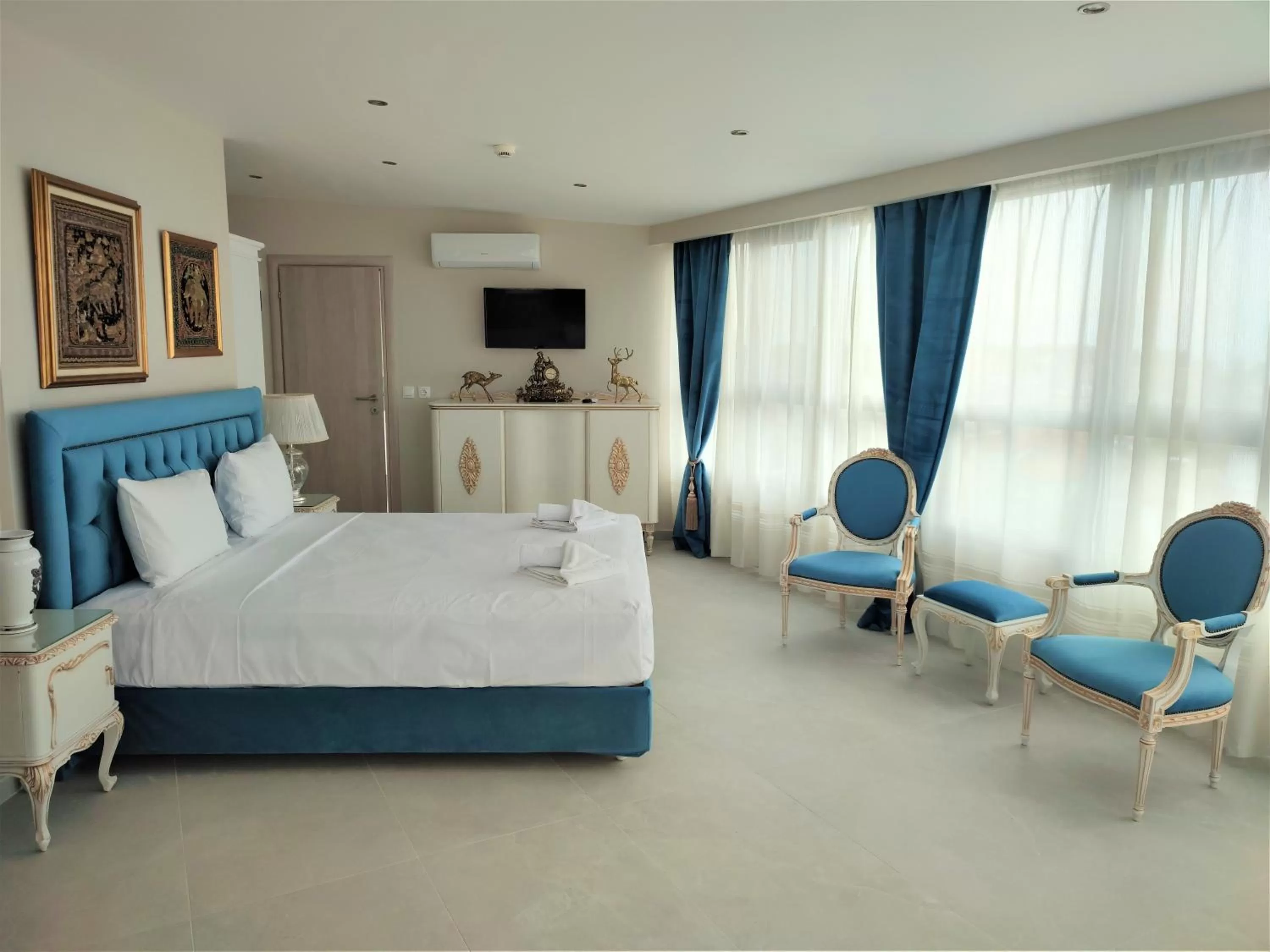 Photo of the whole room, Bed in Light Blue Hotel